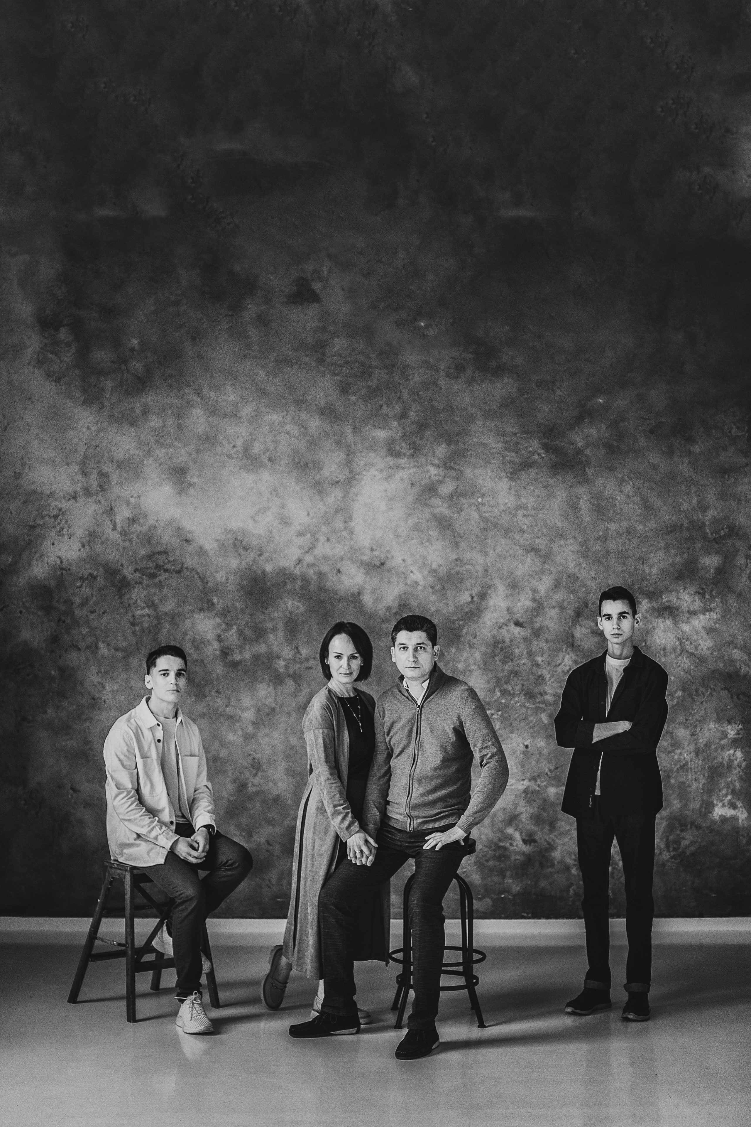 Семейная фотосессия родителей с сыновьями студентами в Studio 212. Детский, свадебный и семейный фотограф Юлия Курбатова, Санкт-Петербург