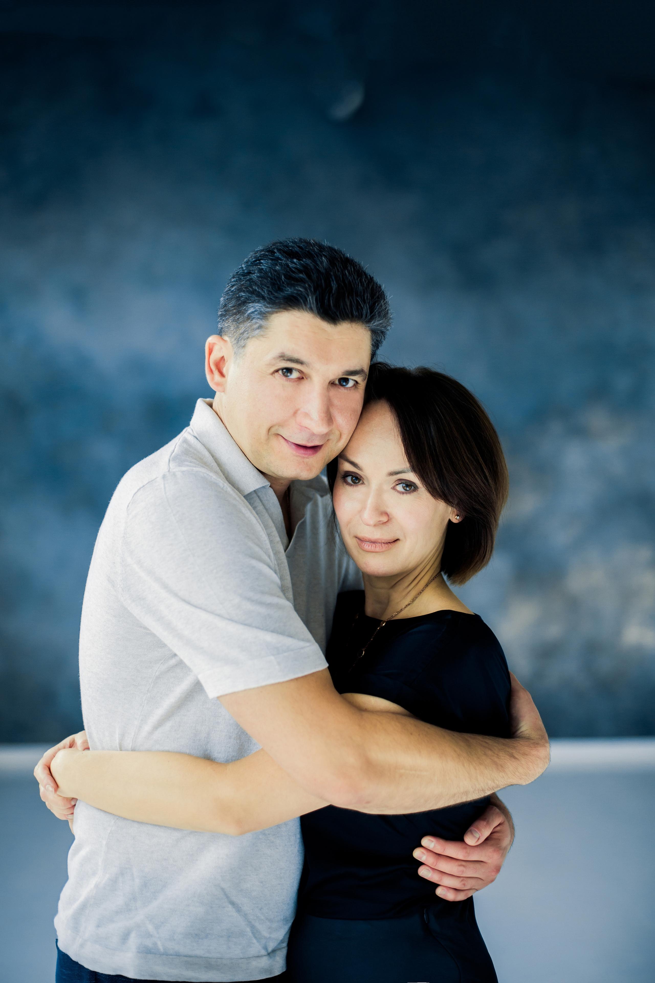 Семейная фотосессия родителей с сыновьями студентами в Studio 212. Детский, свадебный и семейный фотограф Юлия Курбатова, Санкт-Петербург