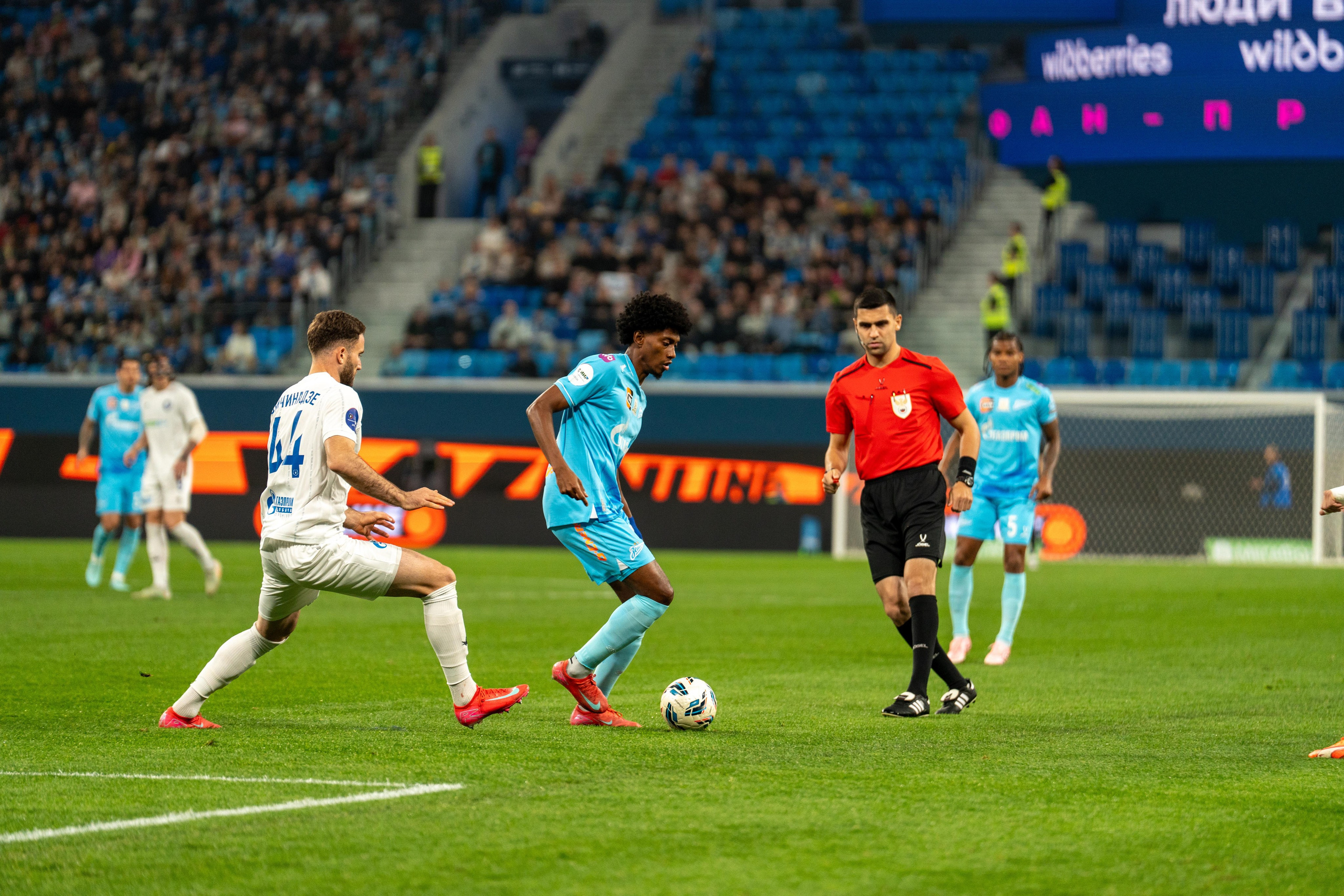 Спортивный фотограф Санкт-Петербург запечатлел игровой момент матча Зенит–Оренбург