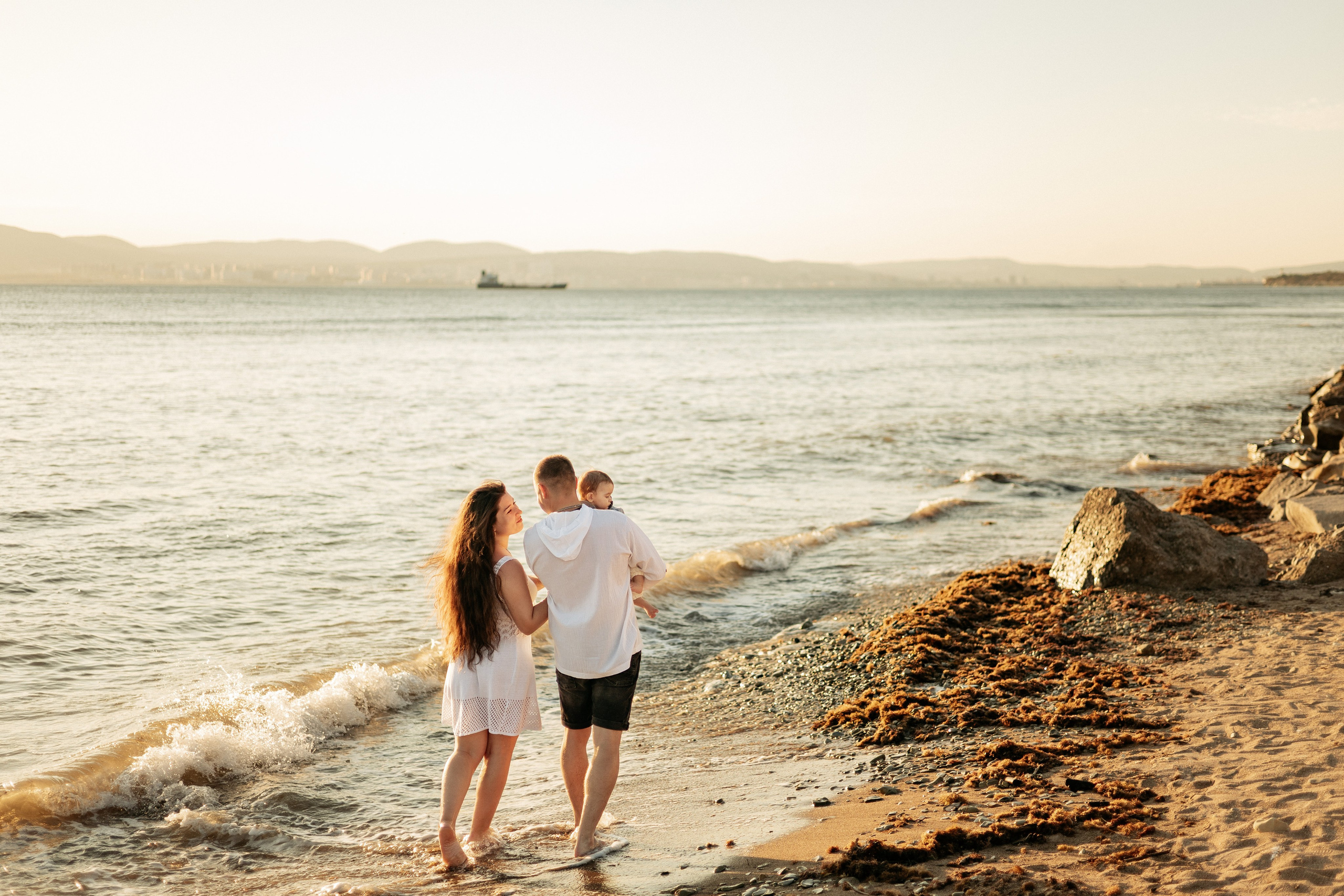 Семейный портрет в лучах заходящего солнца