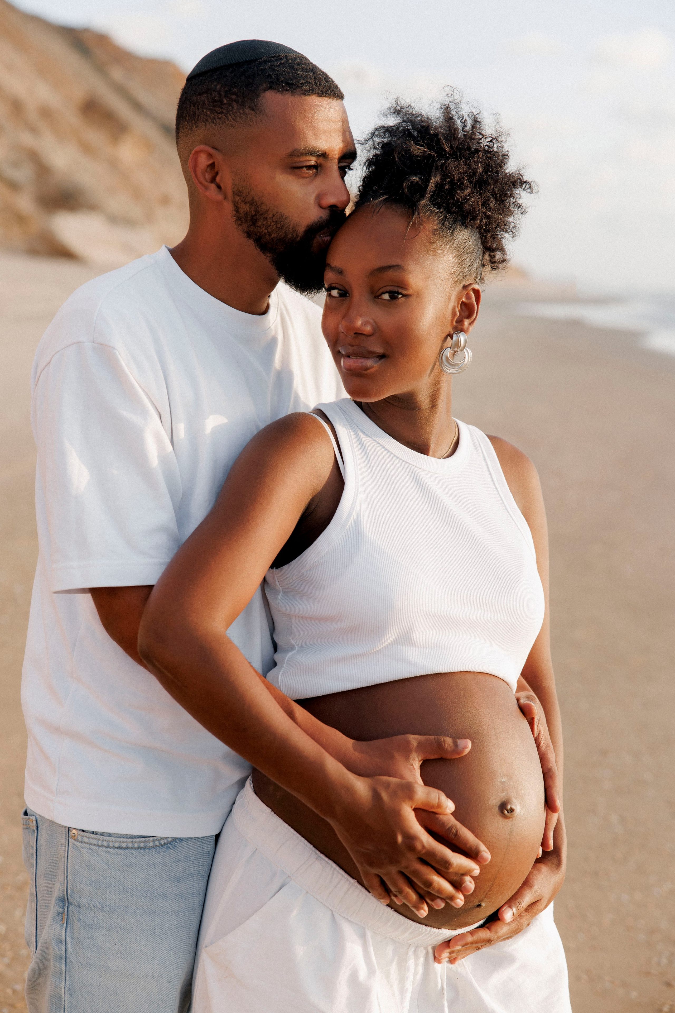 Pregnancy photoshoot near the sea. Главная