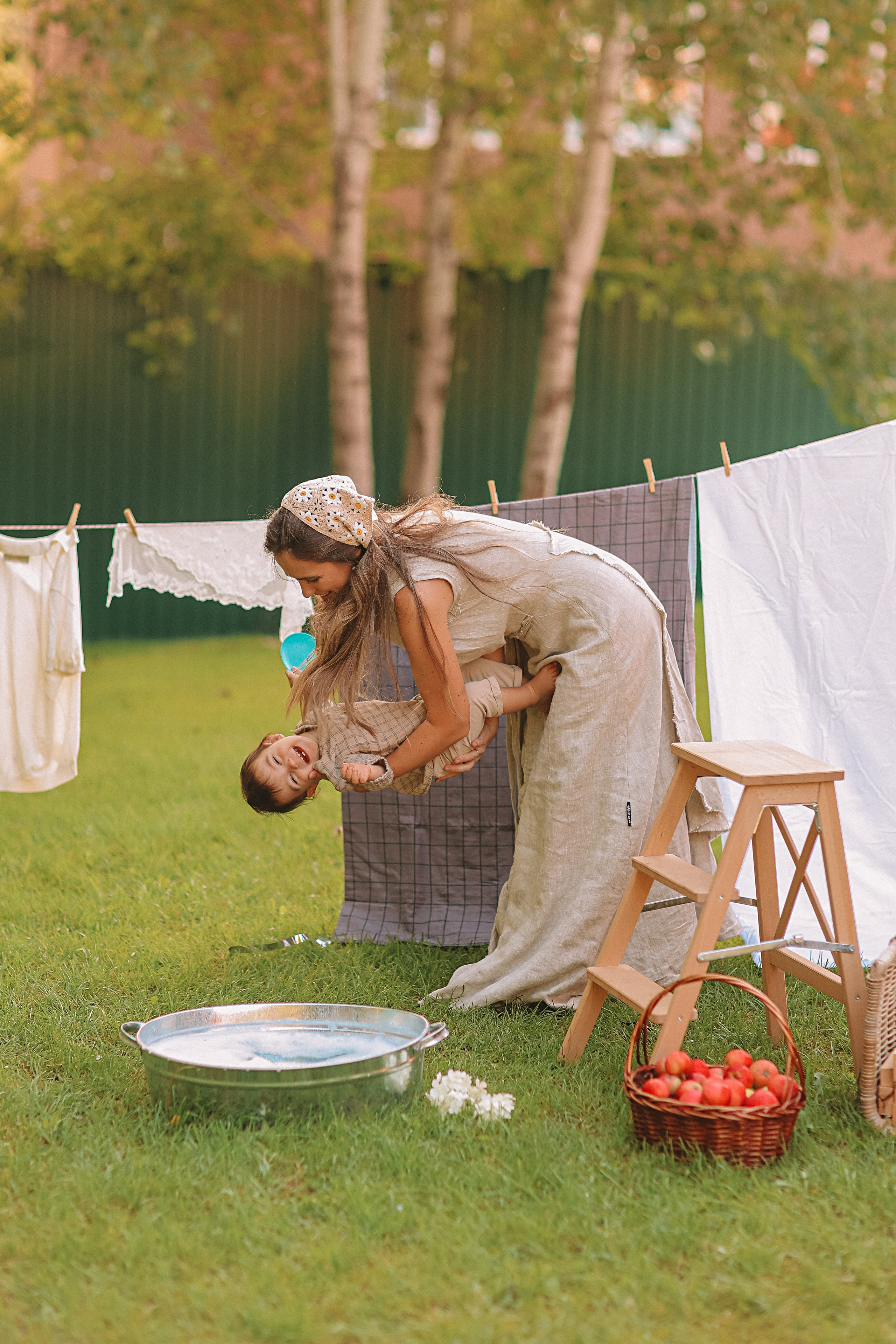 Стирка у дома. Семейный фотограф Тюмень, фотограф на роды Салмина Мария