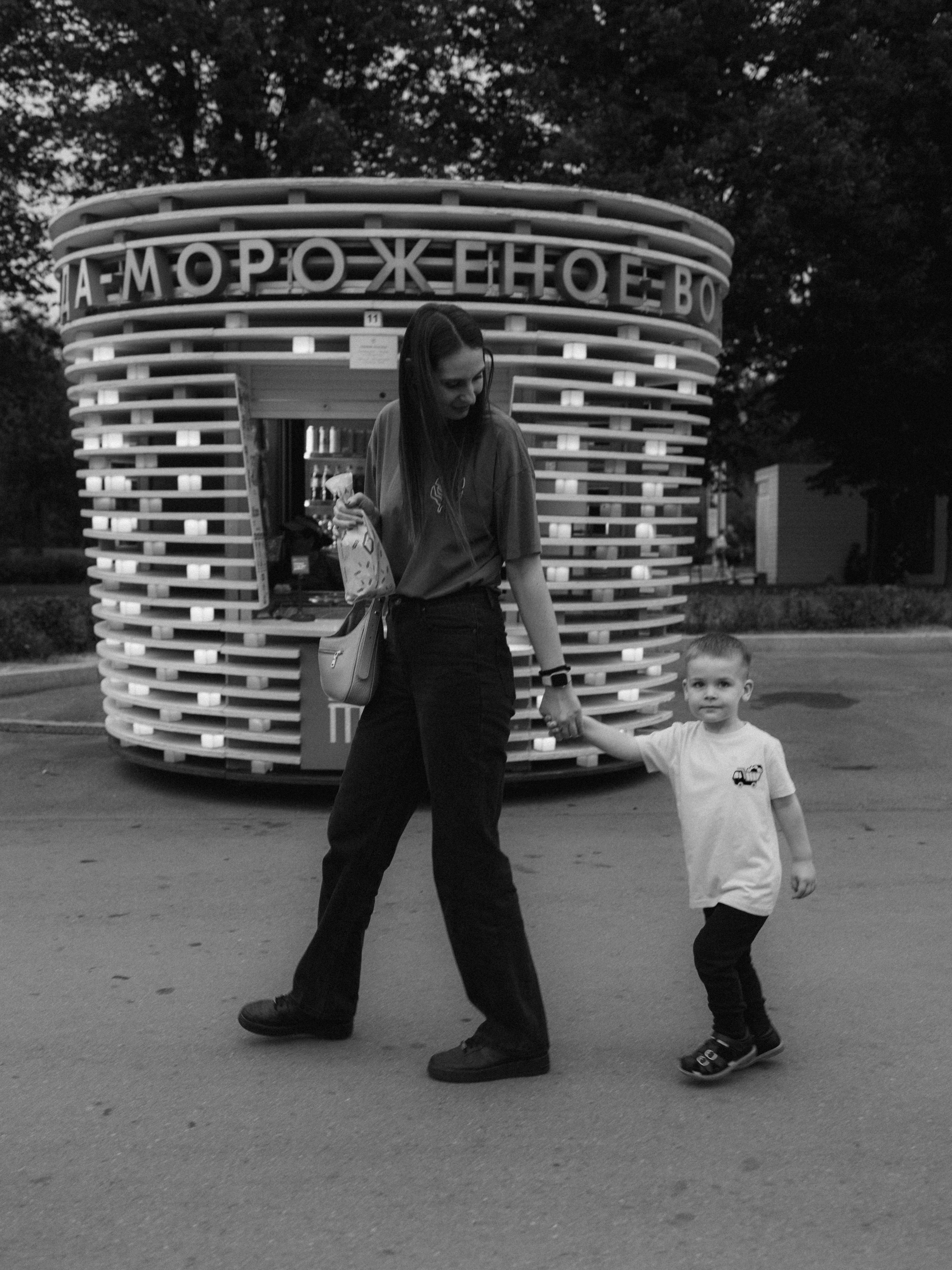 Мама и сын. Осенняя прогулка. Фотограф Дарья Соколовская