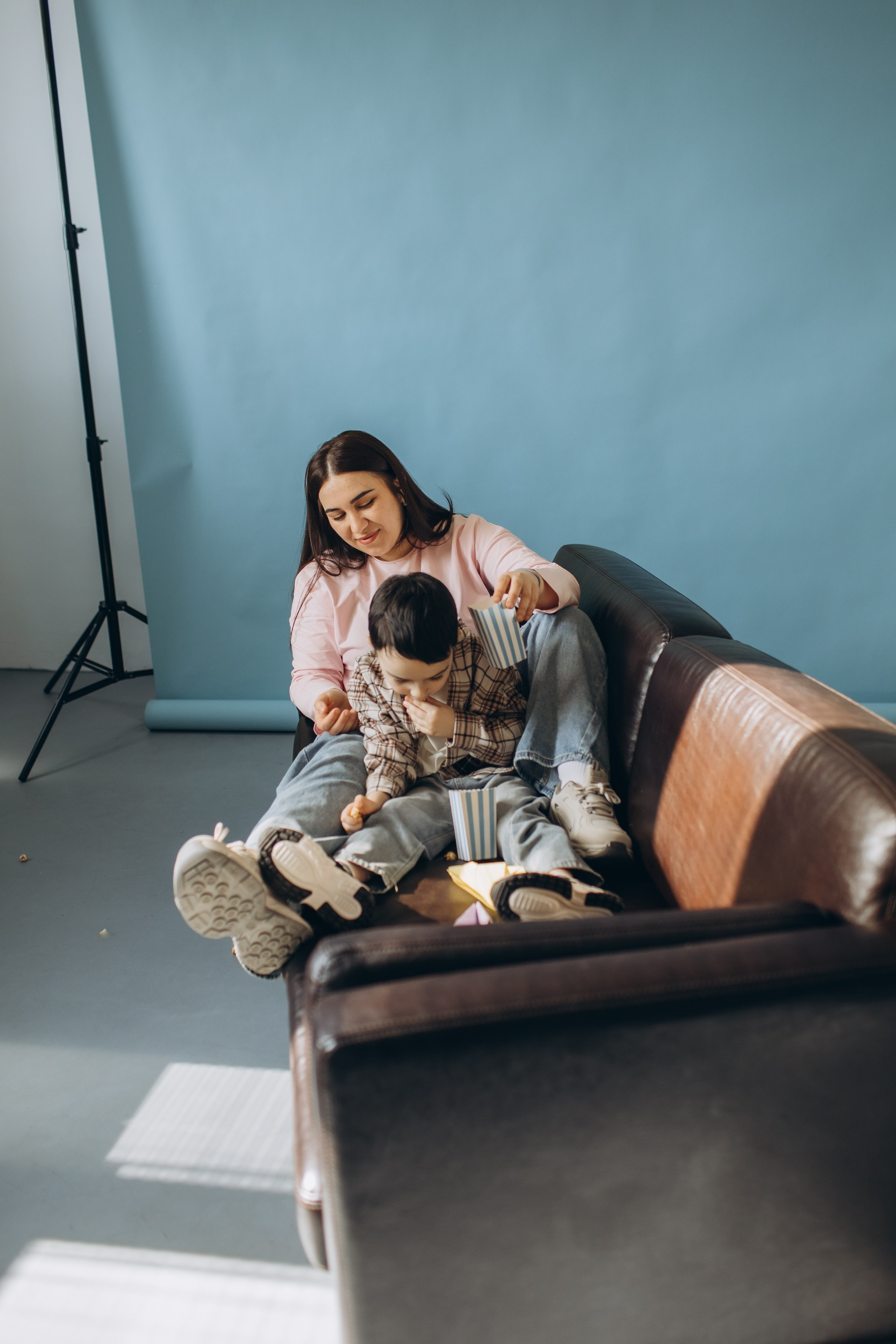 Фотосессия с попкорном фотосессия мама и сын. Фотограф Владимир Москва