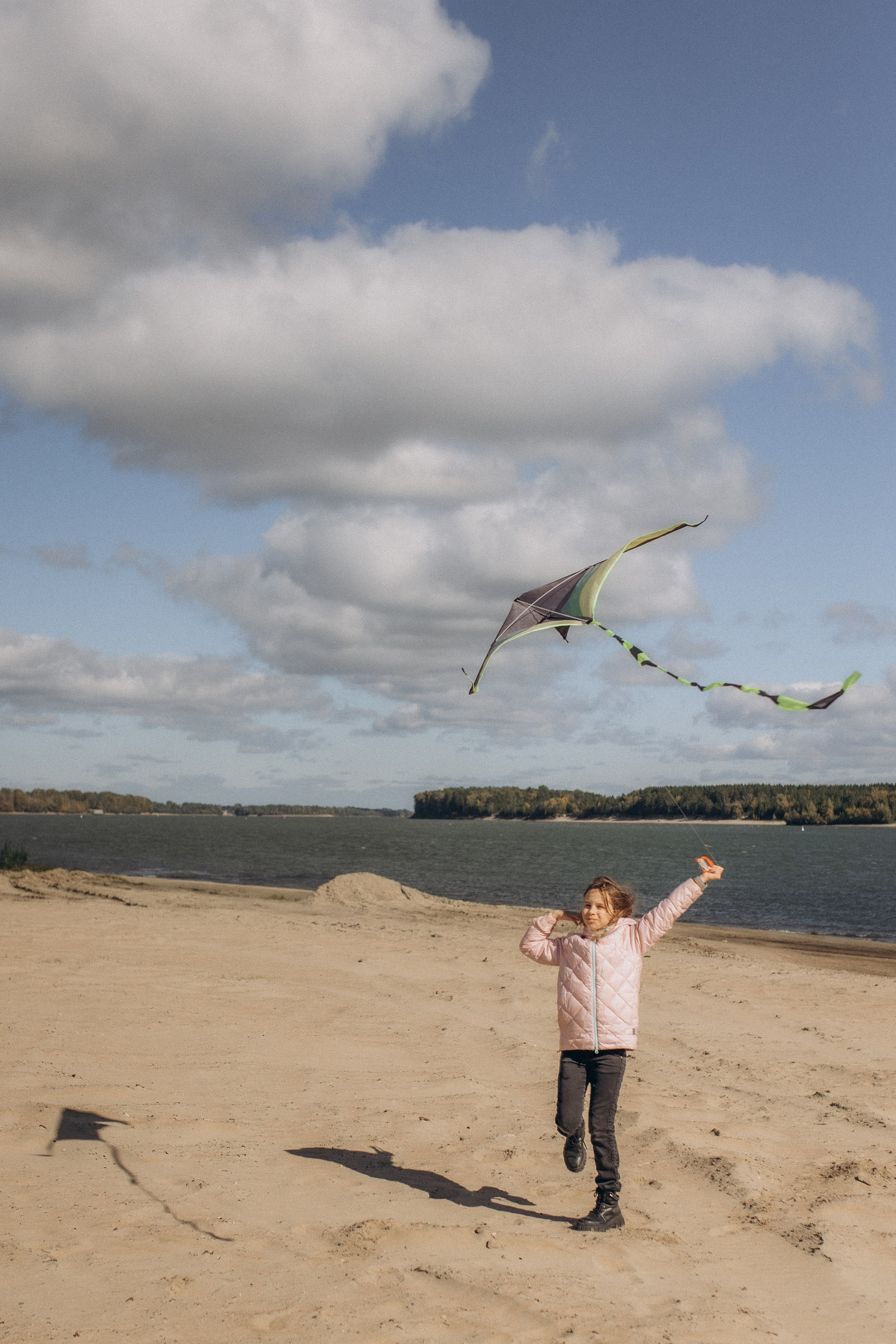 Аня с Ясей и Соней на Обском, осень. Семейный фотограф lifestyle в Новосибирске Елена Шпилевая