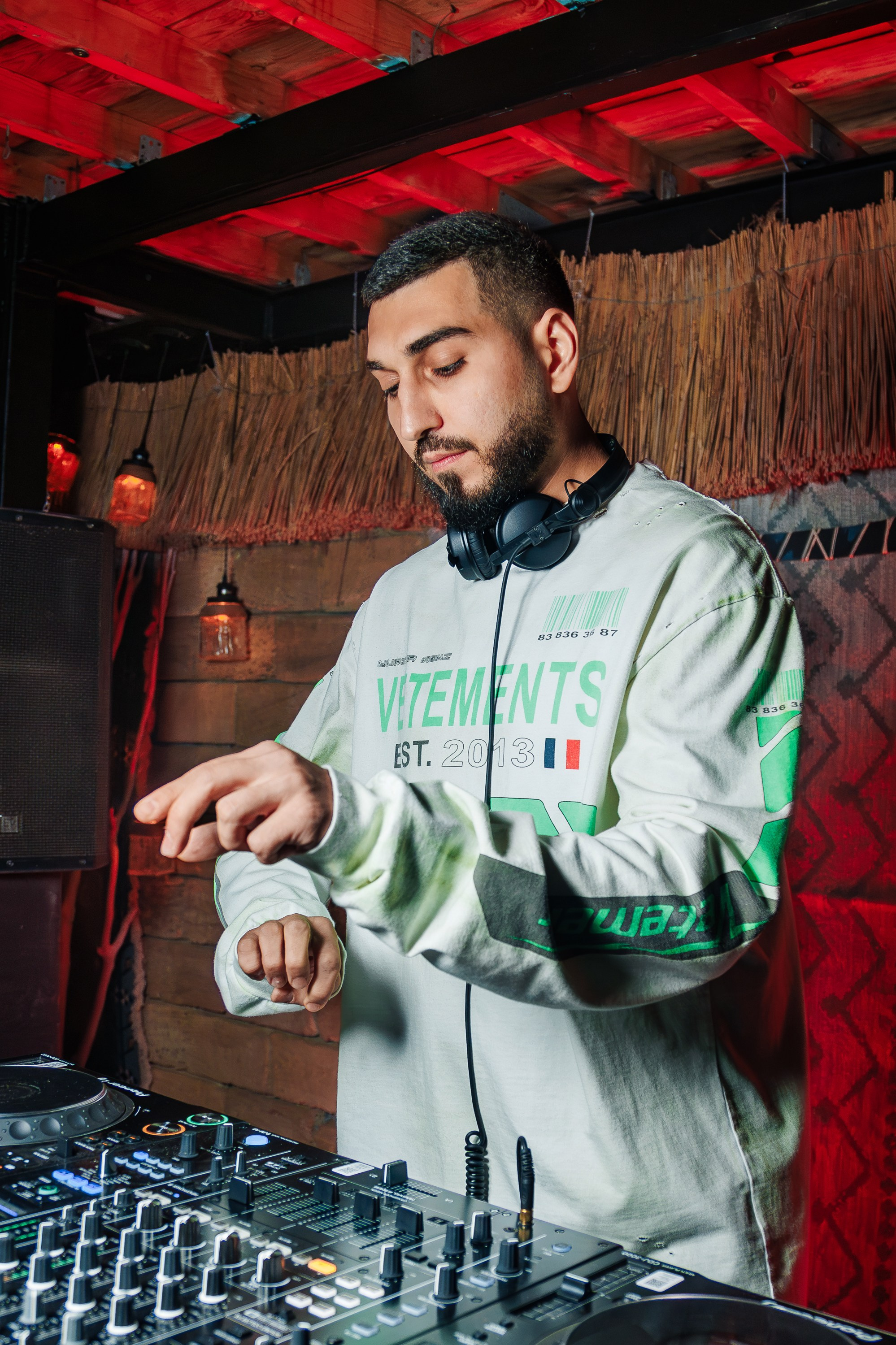 «МИША МАРВИН"_Чайка на пляже_Ялта_14.06.2025. Аминов Руслан | Фотограф