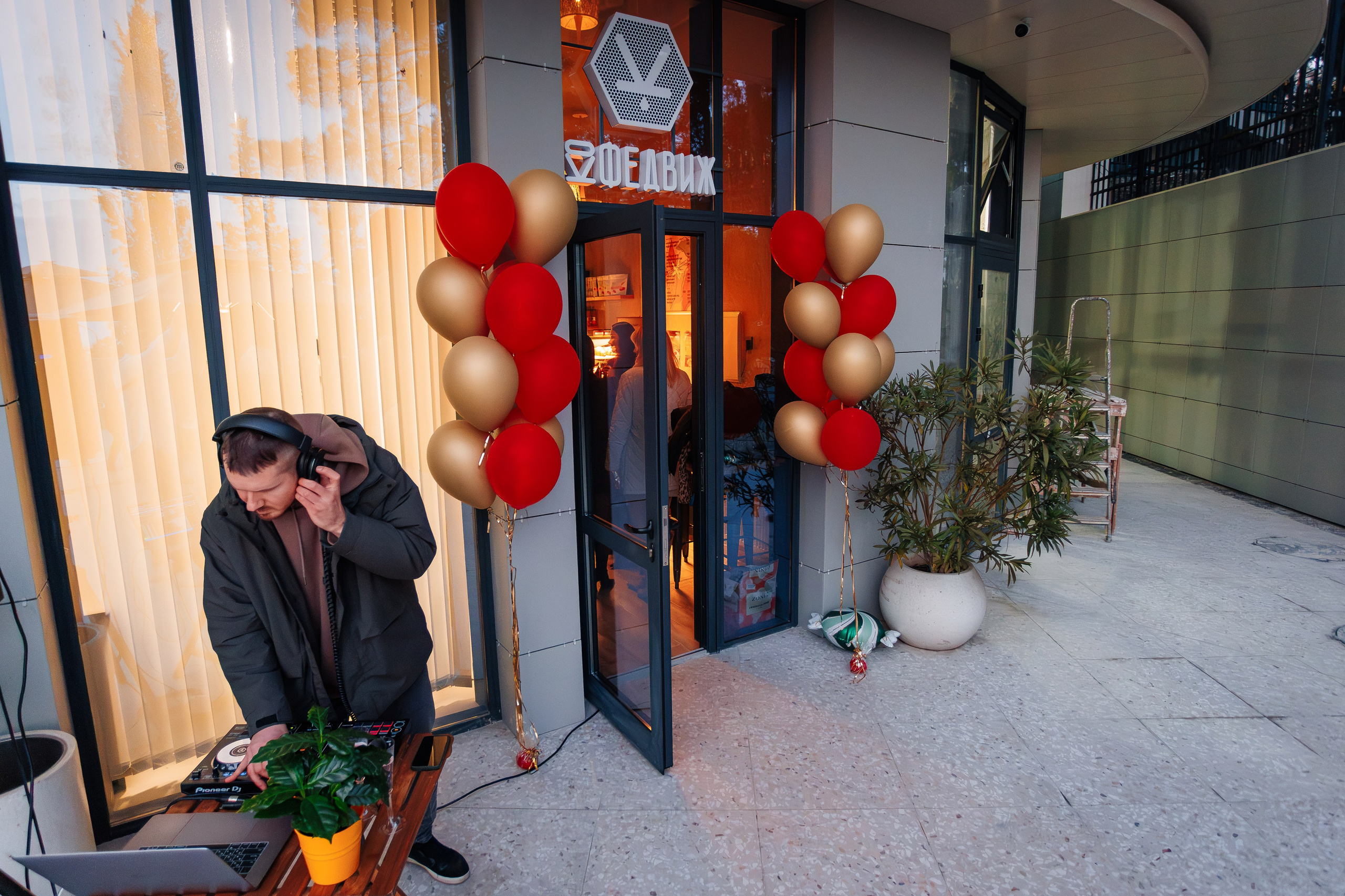 10 лет проекту «КОФЕДВИЖ» и открытие новой кофейни_Ялта_19.12.2025. Аминов Руслан | Фотограф