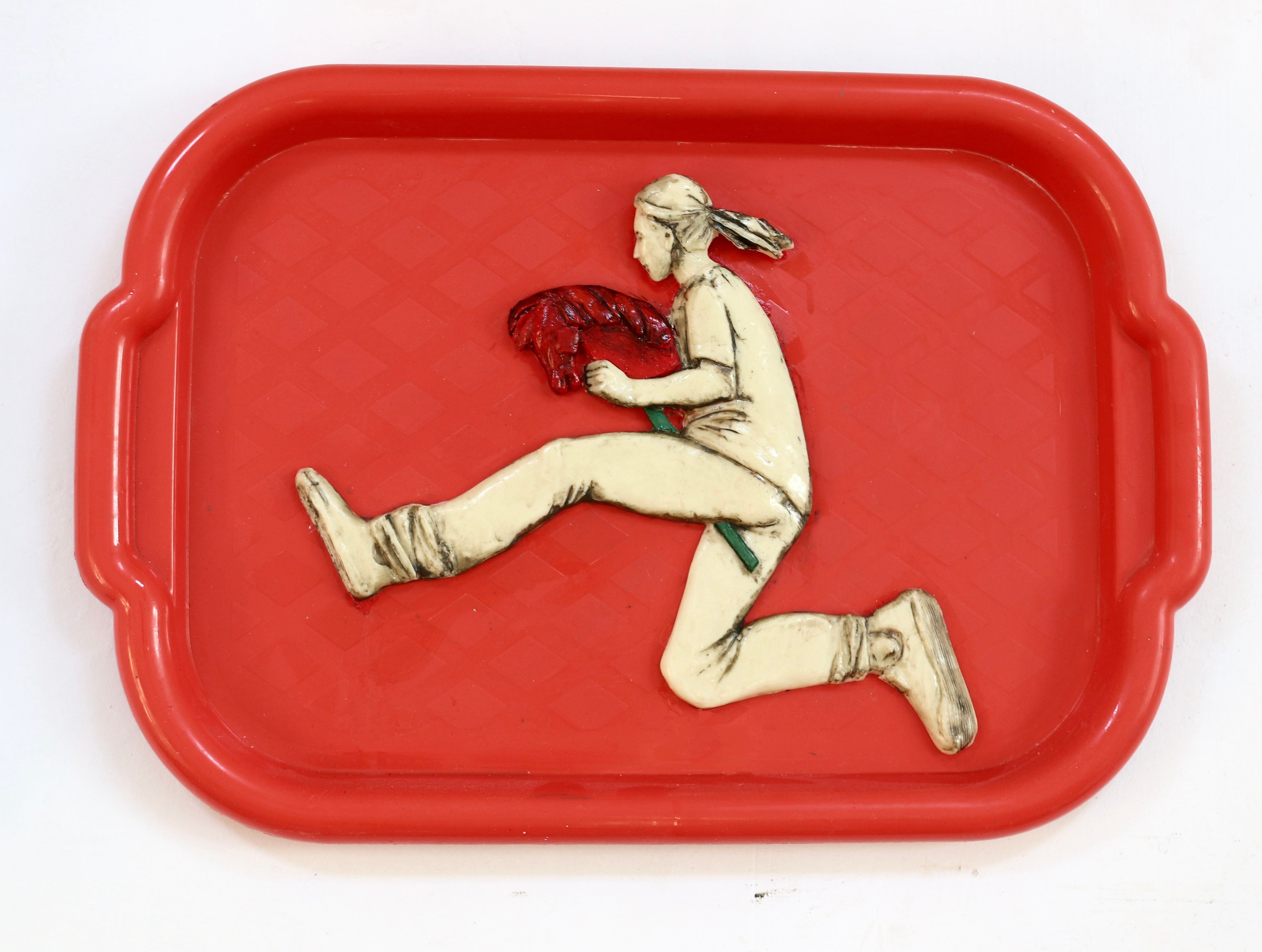 Современное искусство, поднос, рельеф, красный конь, хоббихорсинг