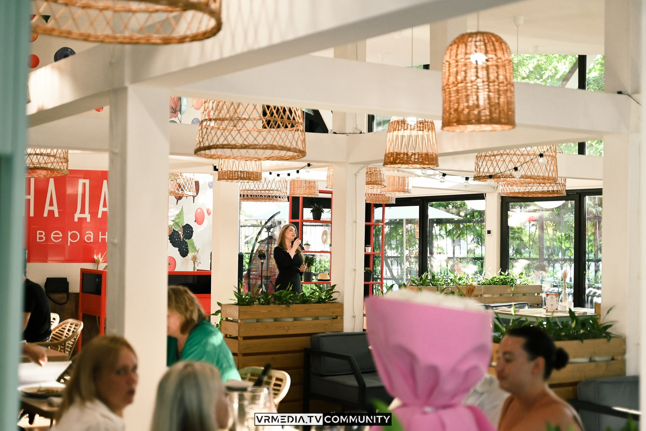 Ресторан «Volna»: Вокальный вечер на летней веранде «Хочу на дачу»