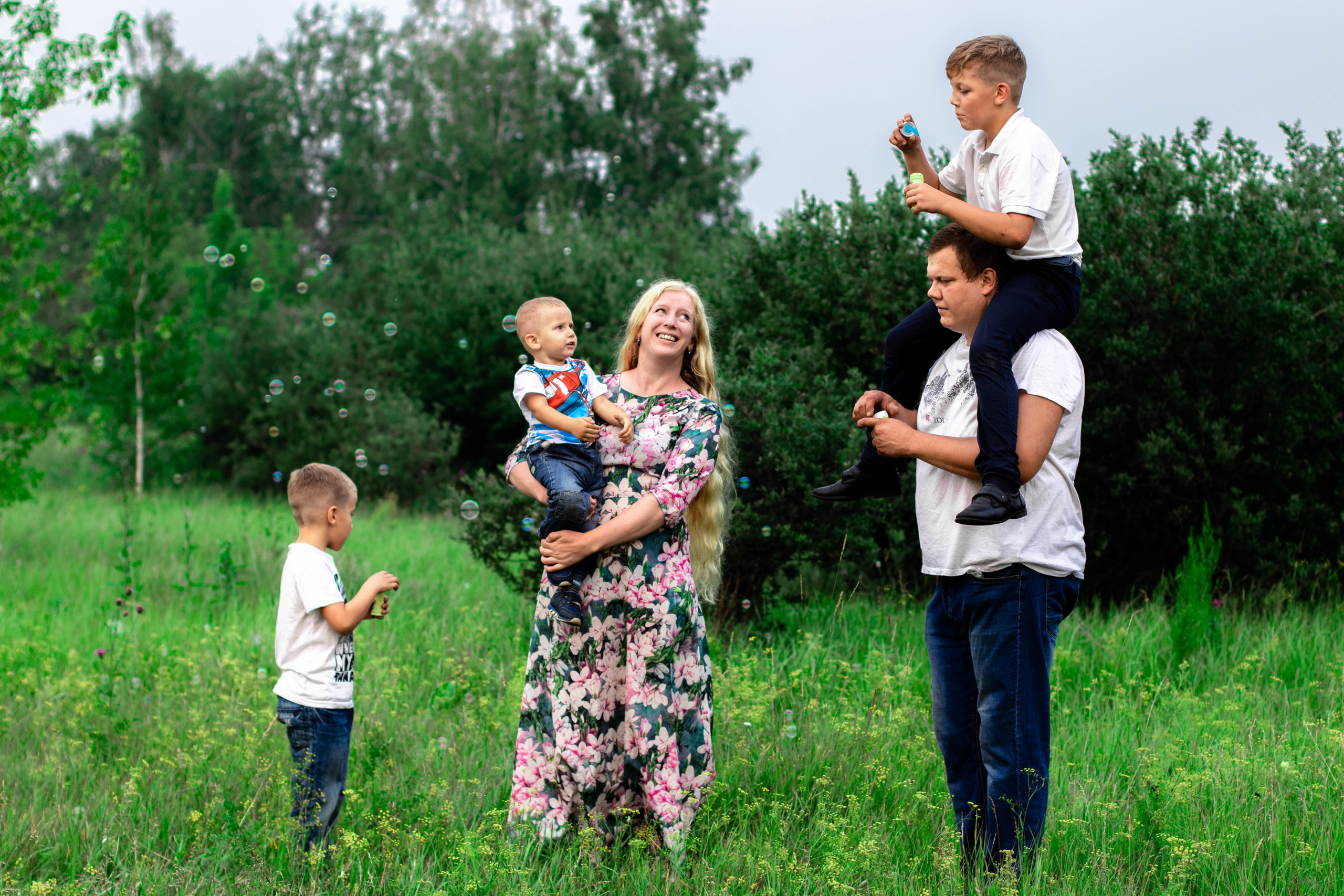 Семейная фотосессия на природе летом. Семейный и детский фотограф в Красноярске Ольга Гаврикова