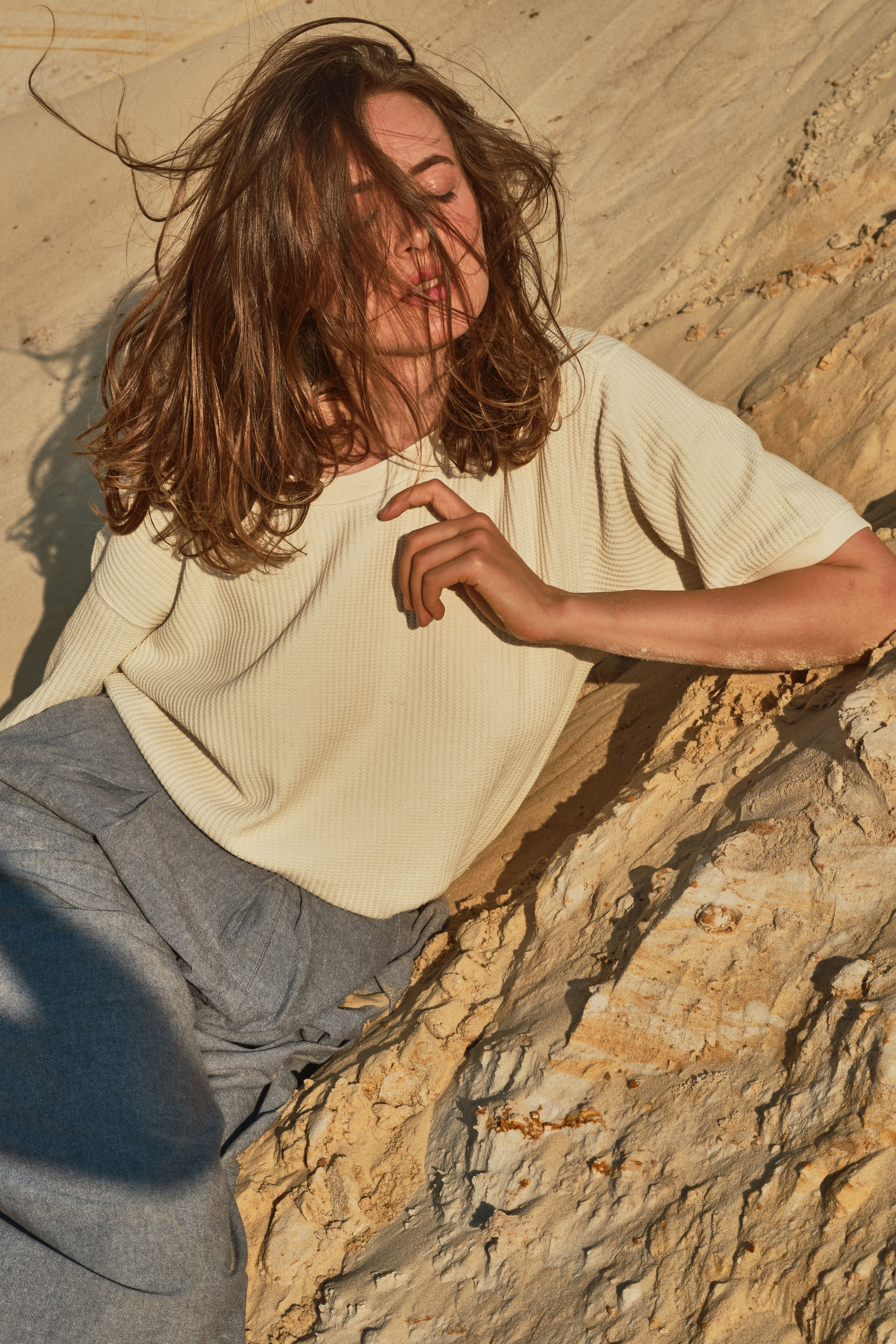 Светлана в пустыне (на пляже). Фотограф Максим Ерёмин