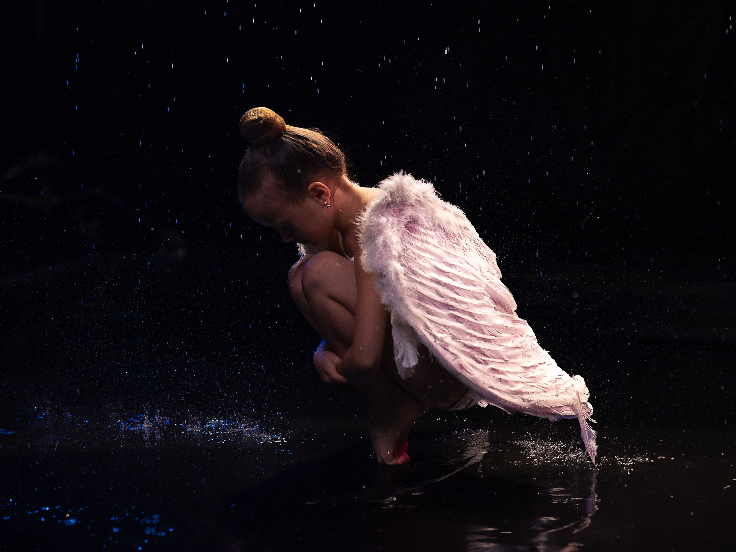 аква фотосессия с водой в студии для танцоров и спортсменов