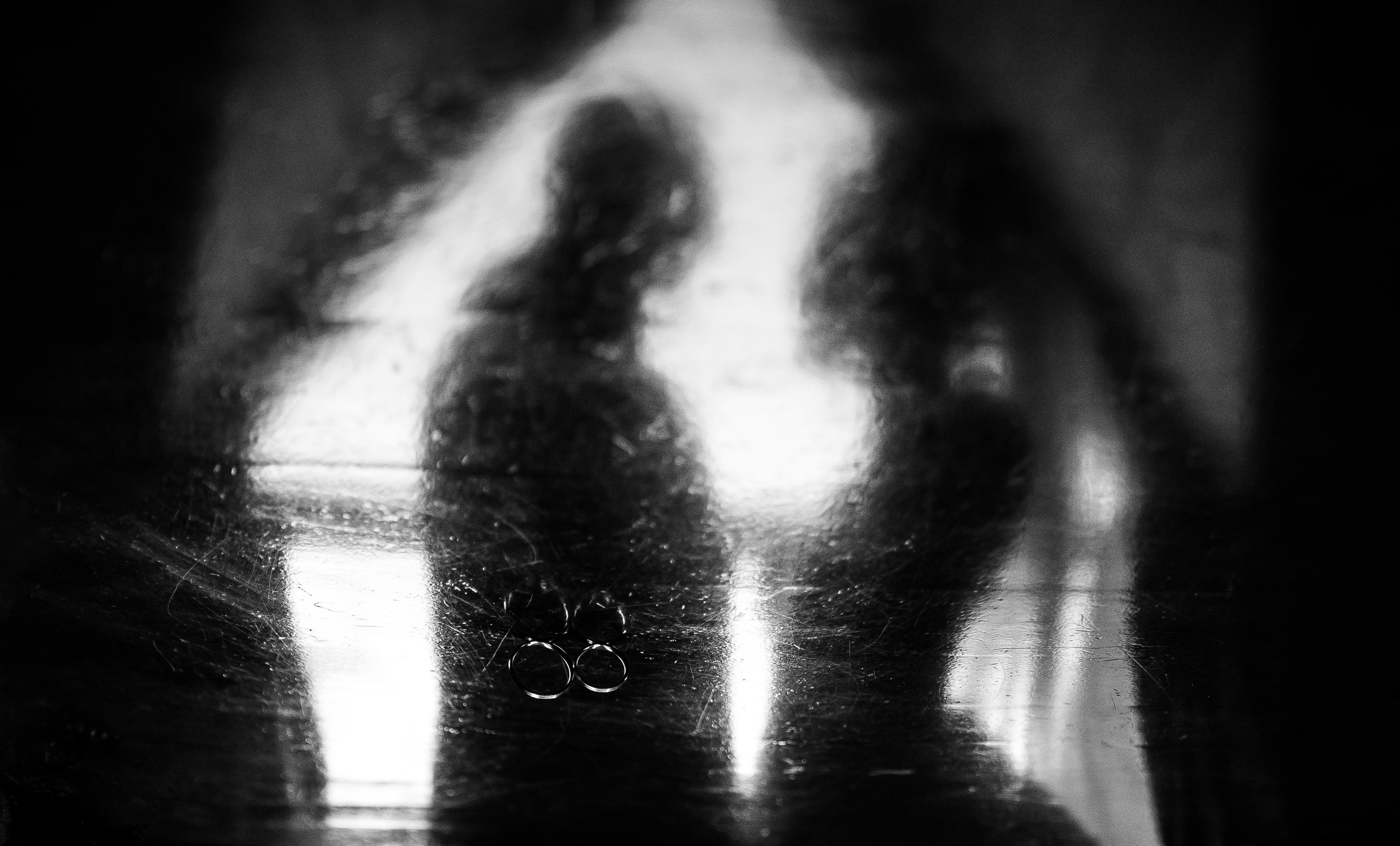 влюбленная пара отражается в  столе