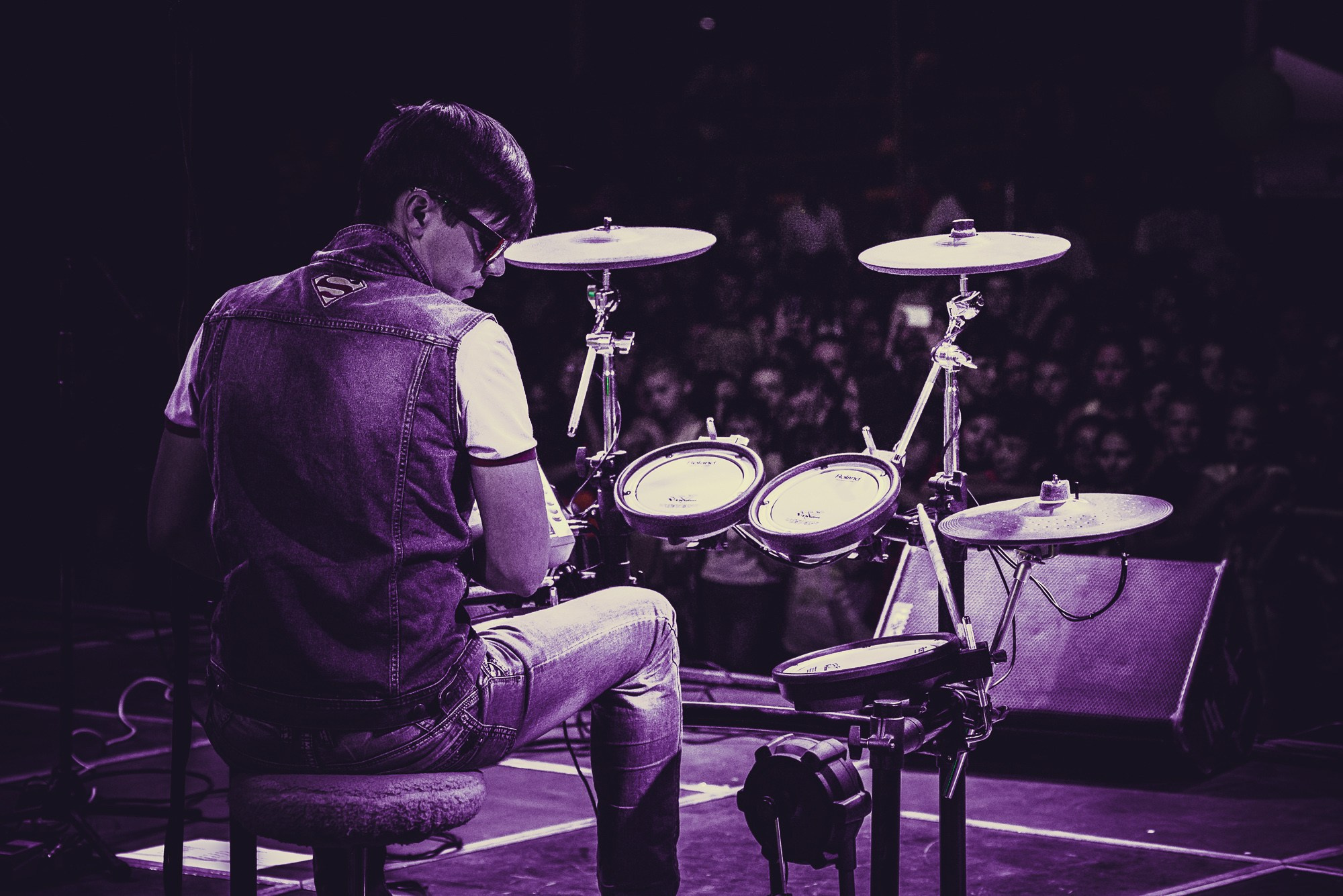 Барабанщик в чёрных очках на сцене во время концерта