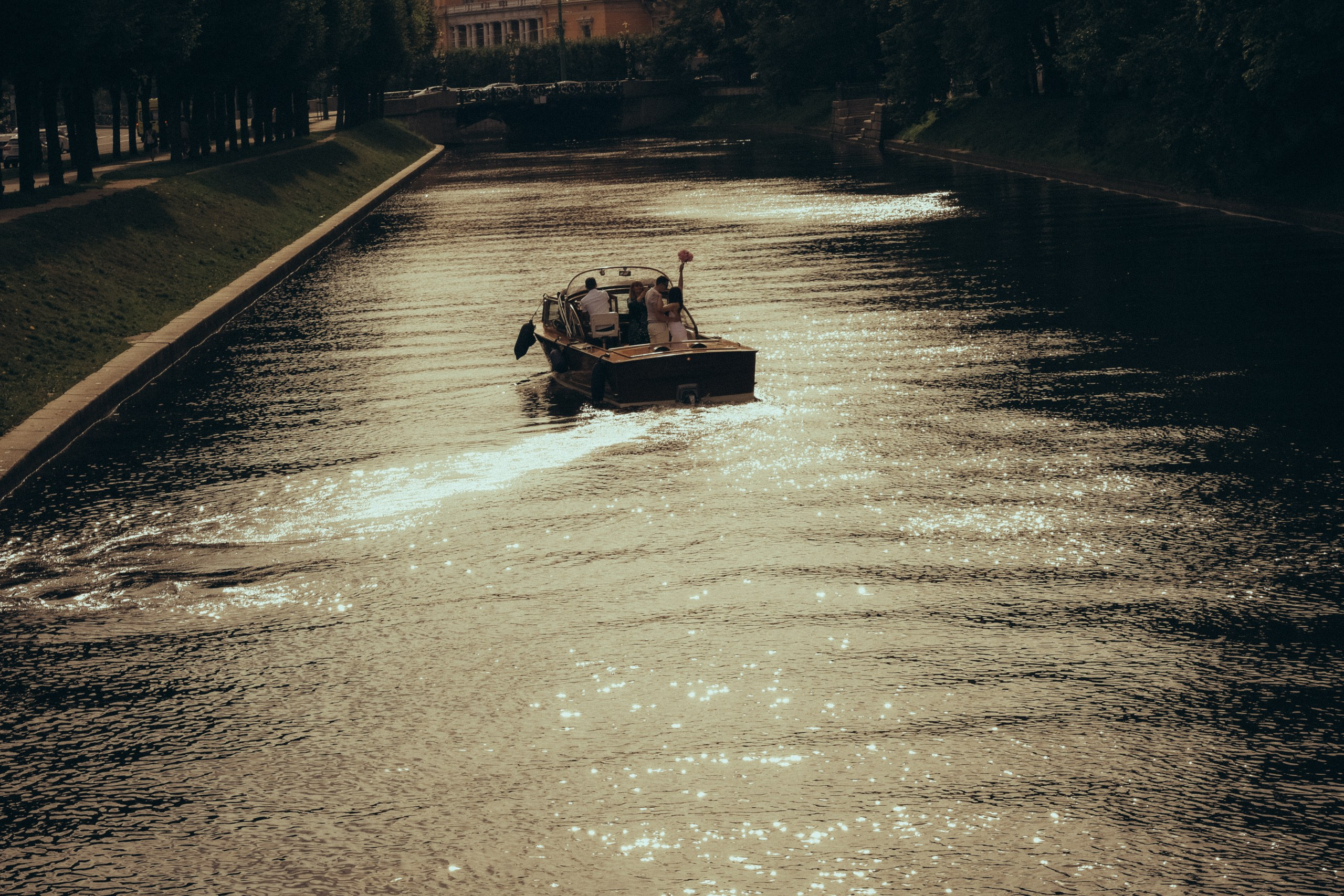 СВАДЕНБНАЯ СЬЕМКА НА КАТЕРЕ ПО КАНАЛАМ САНКТ-ПЕТЕРБУРГА И В АКВАТОРИИ НЕВЫ. Профессиональный фотограф, Санкт-Петербург — Виктория Богомолова