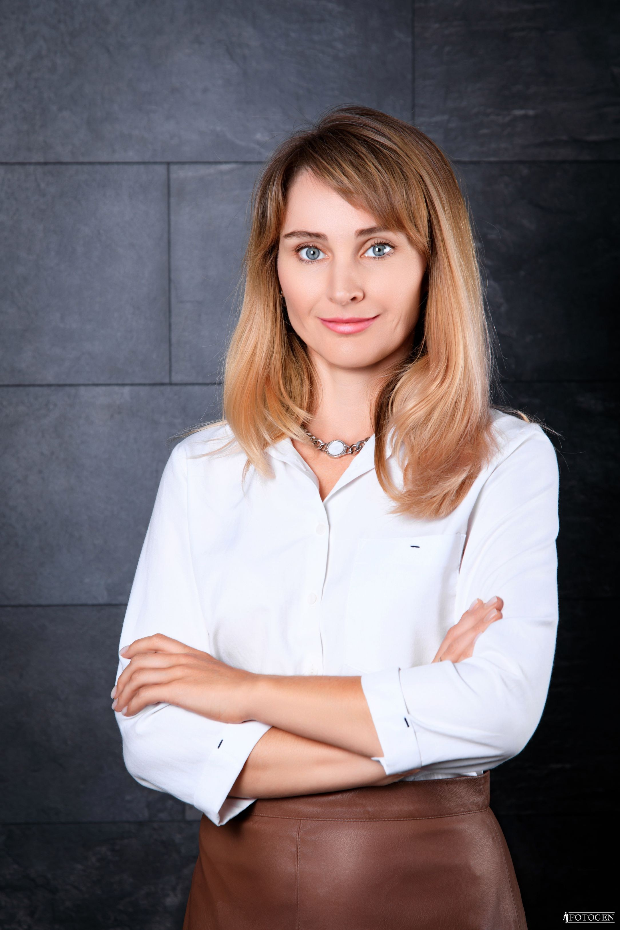 Женский деловой портрет | Бизнес фотосессии от Fotogen. Интерьерная фотостудия FOTOGEN г. Краснодар