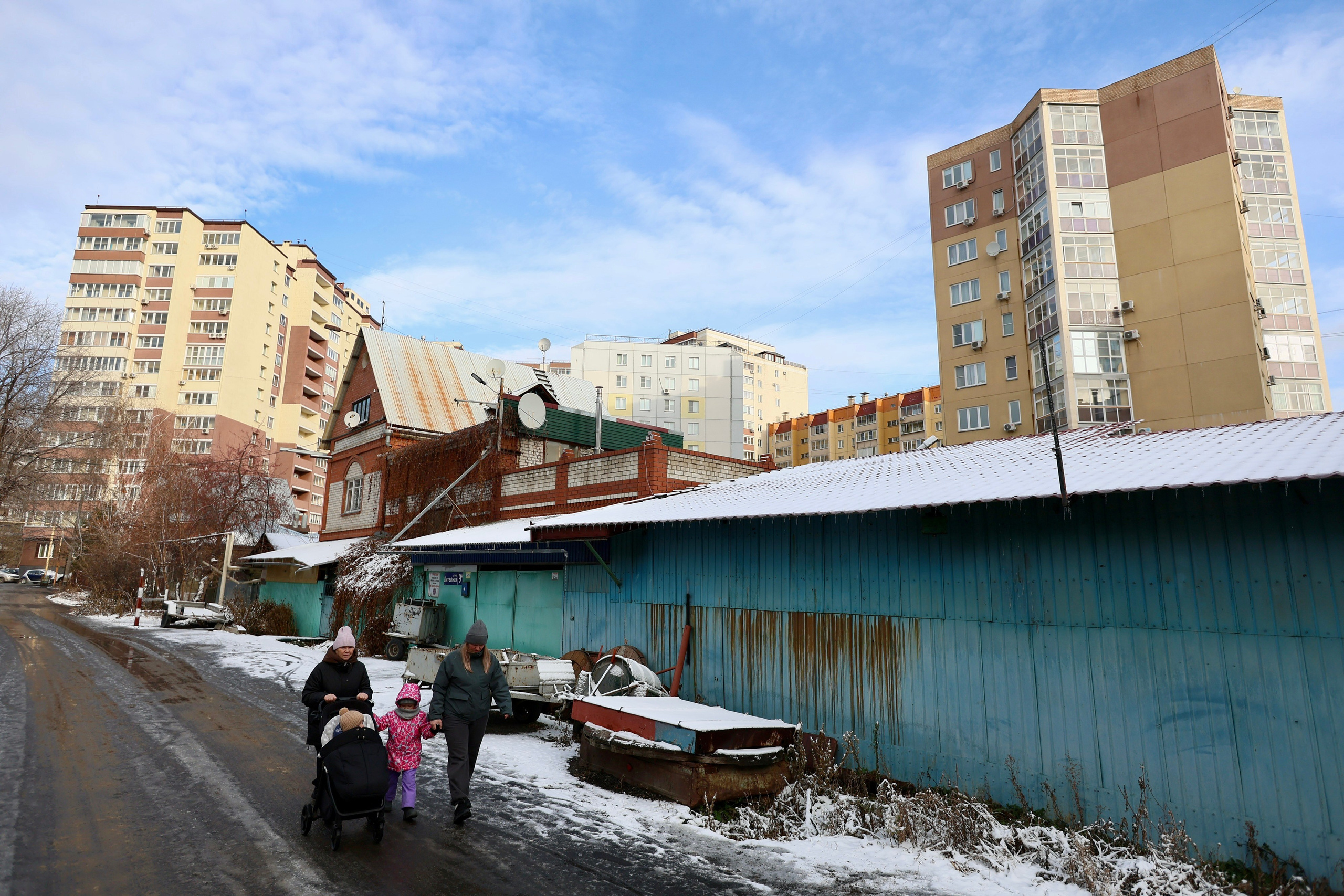Людмила Владимировна. Хозяйка маленького дома в окружении многоэтажек. Репортажный фотограф Наталья Лапцевич
