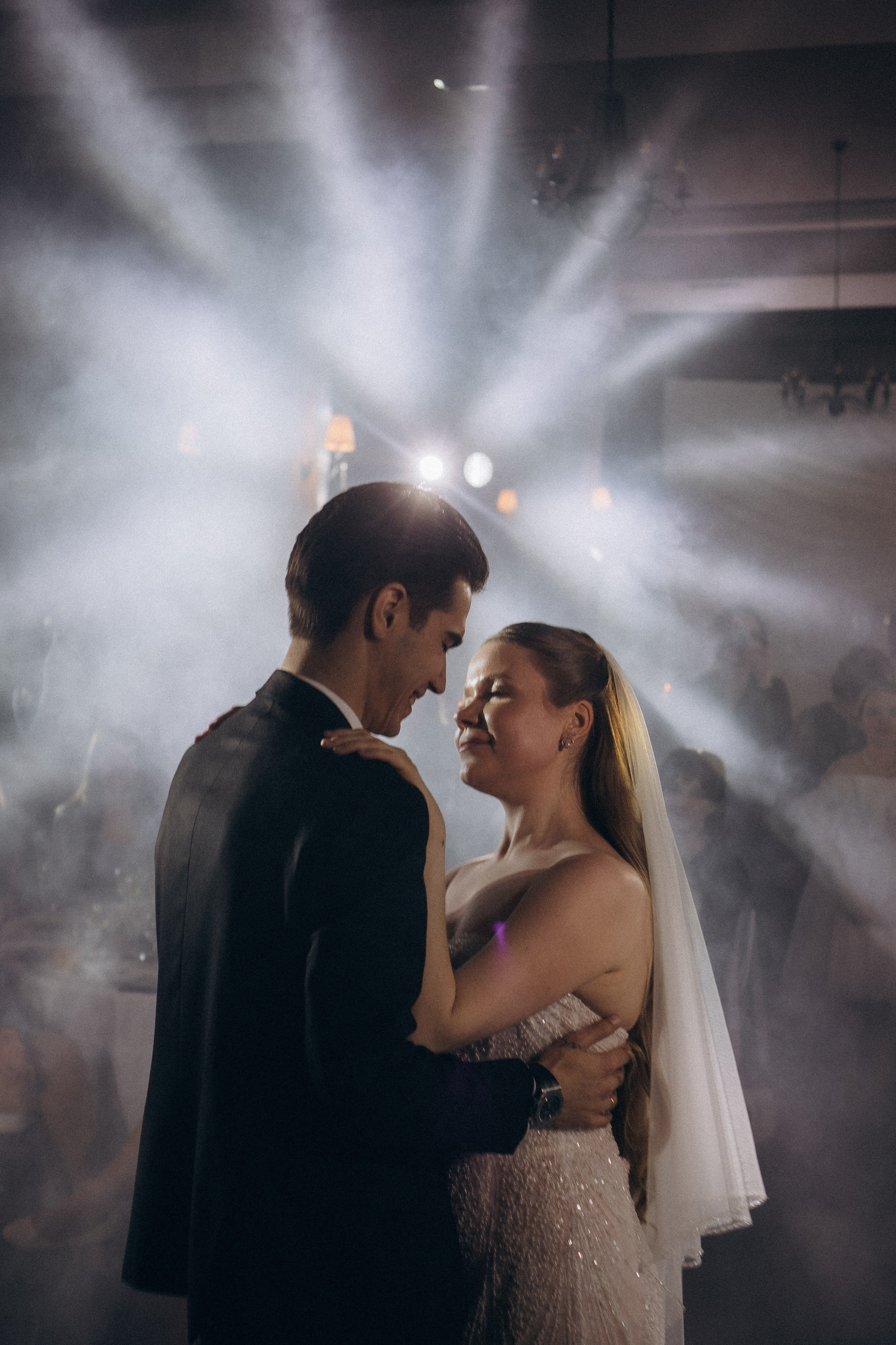 ПЕРВЫЙ ТАНЕЦ МОЛОДЫХ НА БАНКЕТЕ. ТРОГАТЕЛЬНЫЙ МОМЕНТ (СНЯТО В СИБИРЕ В НИЖНЕВАРТОВСКЕ). Профессиональный фотограф, Санкт-Петербург — Виктория Богомолова