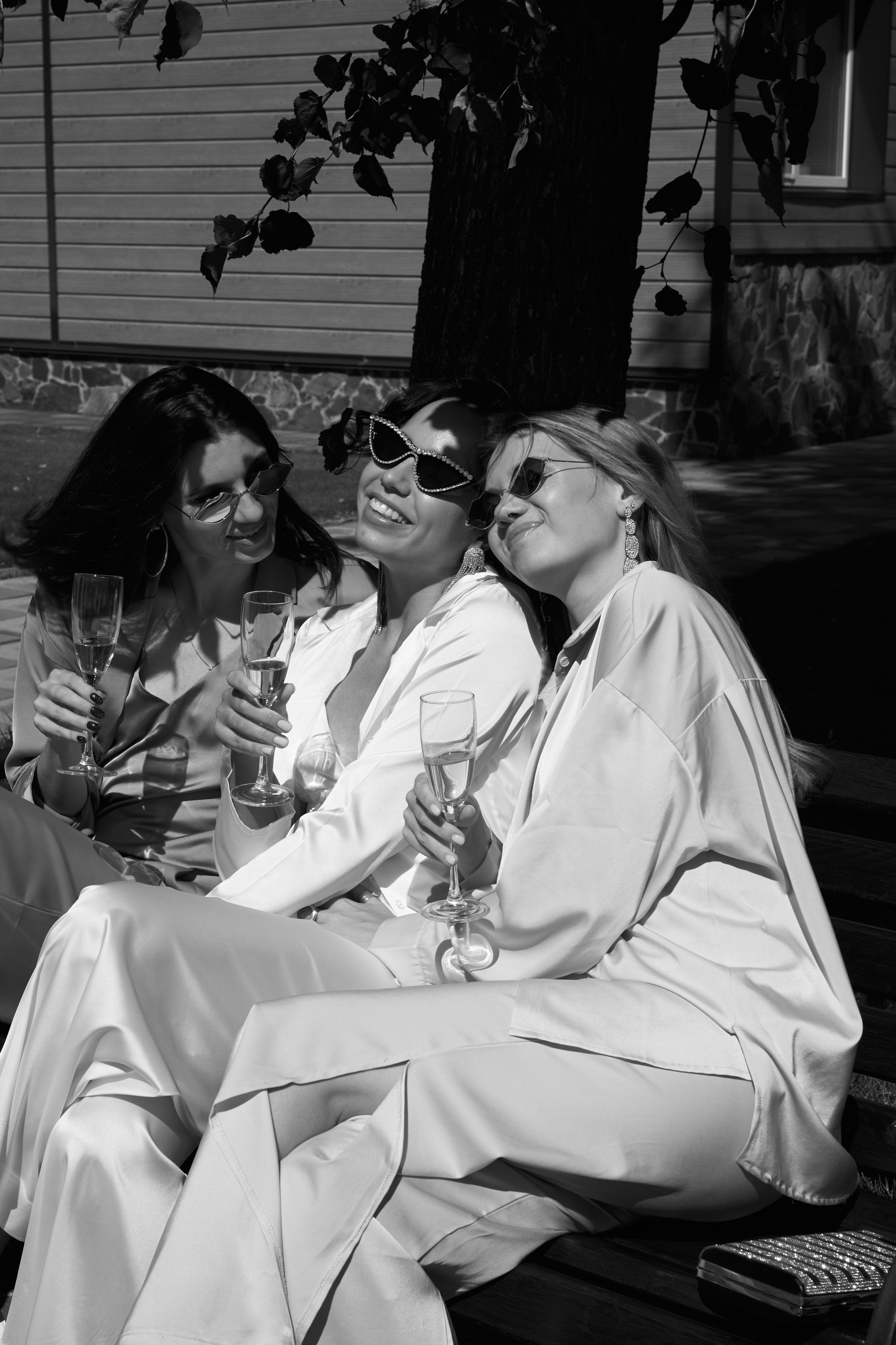 Девичник, три девушки радуются предстоящей свадьбе