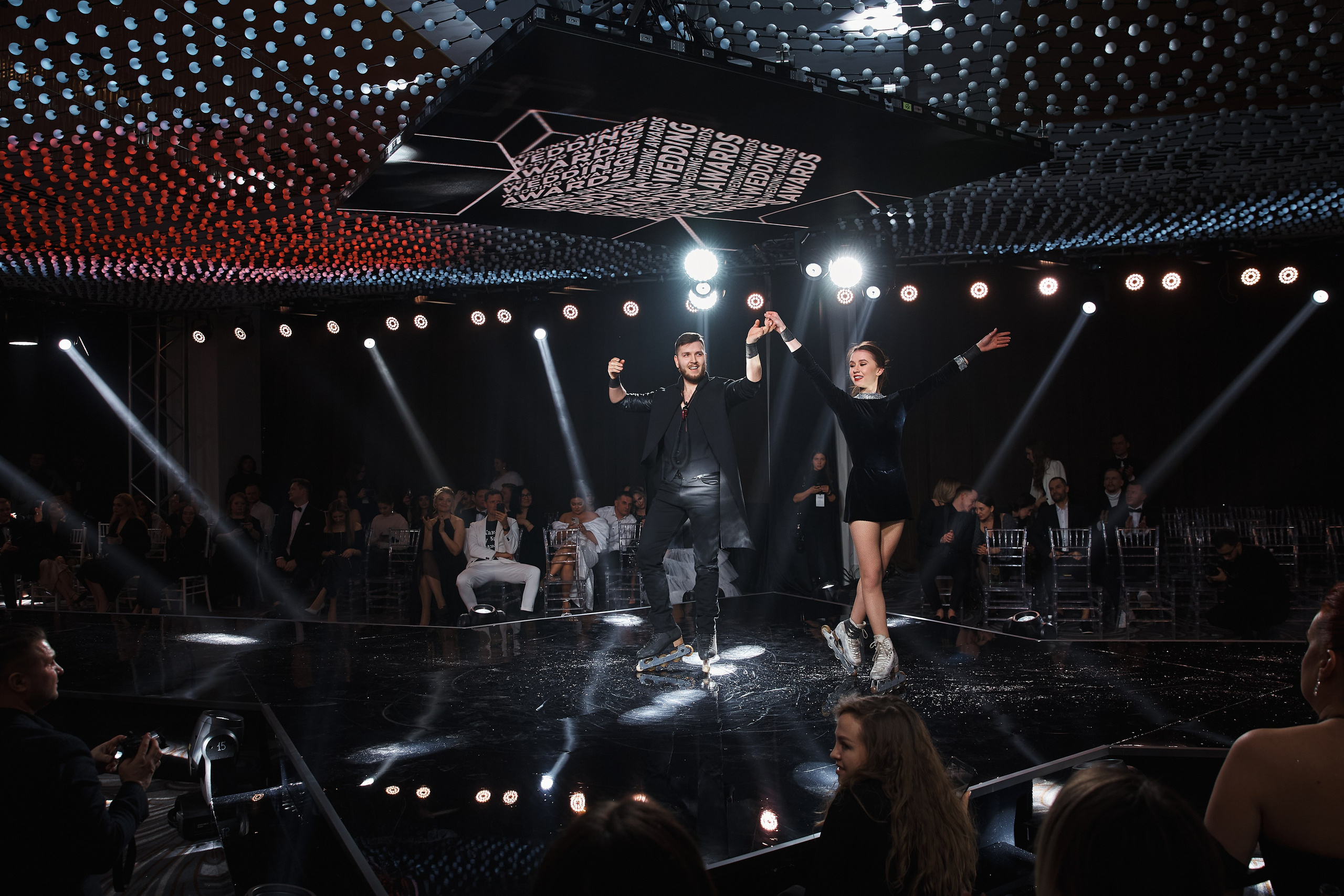 Красивый свет падает на пару девушки и парня. Они закончили танец