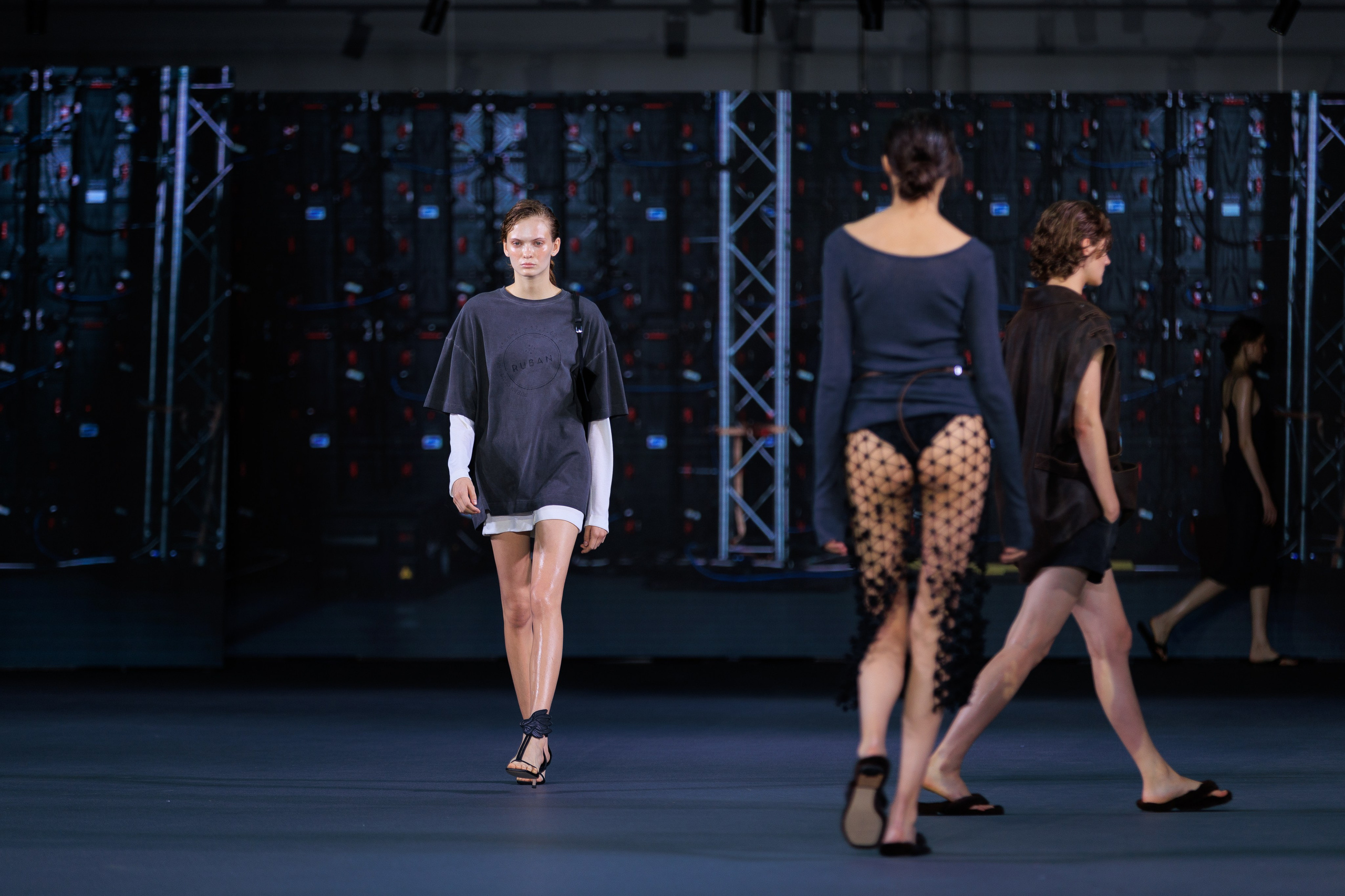 Фотограф для модного показа. Контент для бизнеса в Екатеринбурге Полдень Медиа