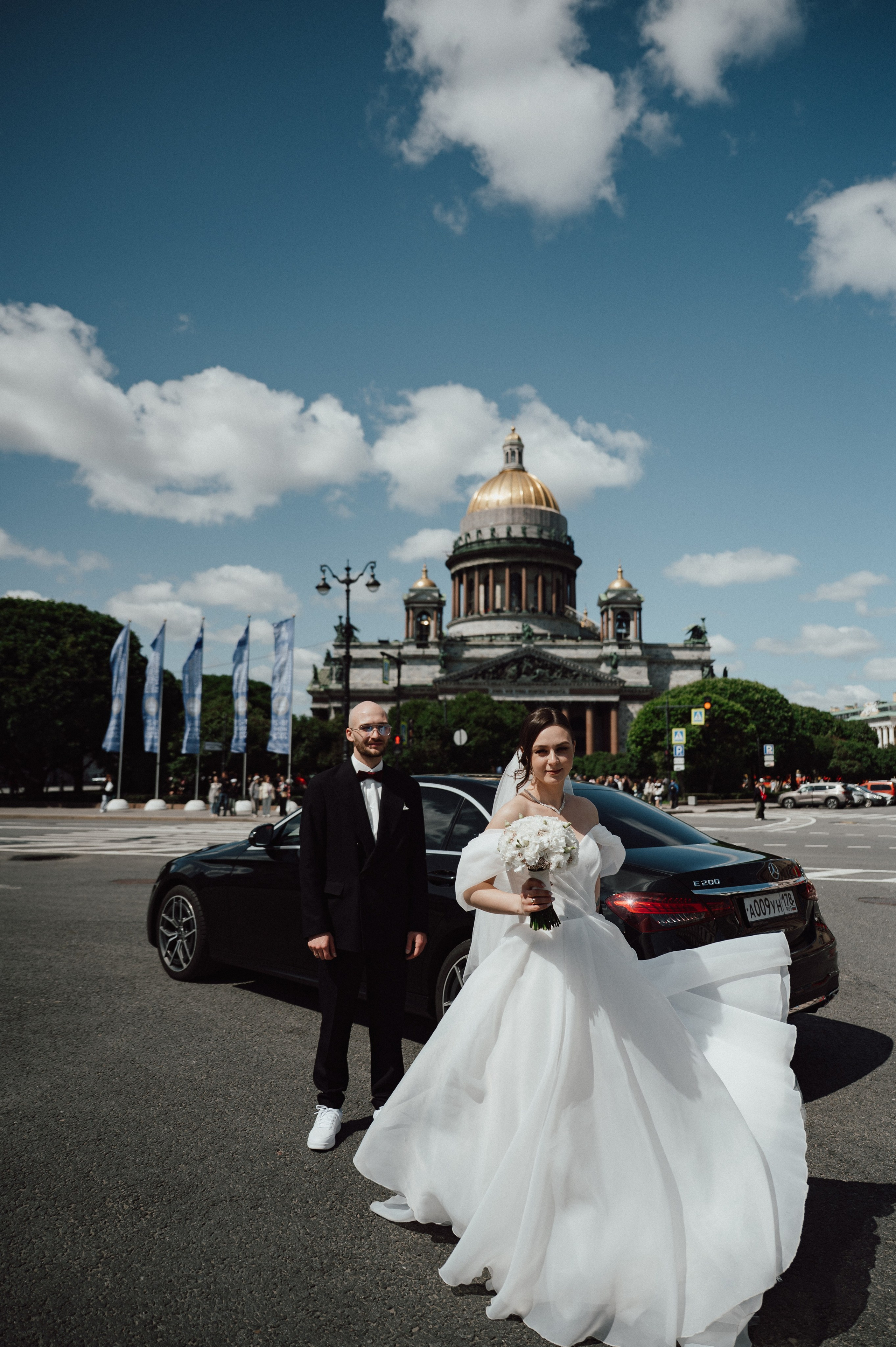 Свадебная фотосессия с автомобилем на фоне Исаакиевского собора в Санкт-Петербурге