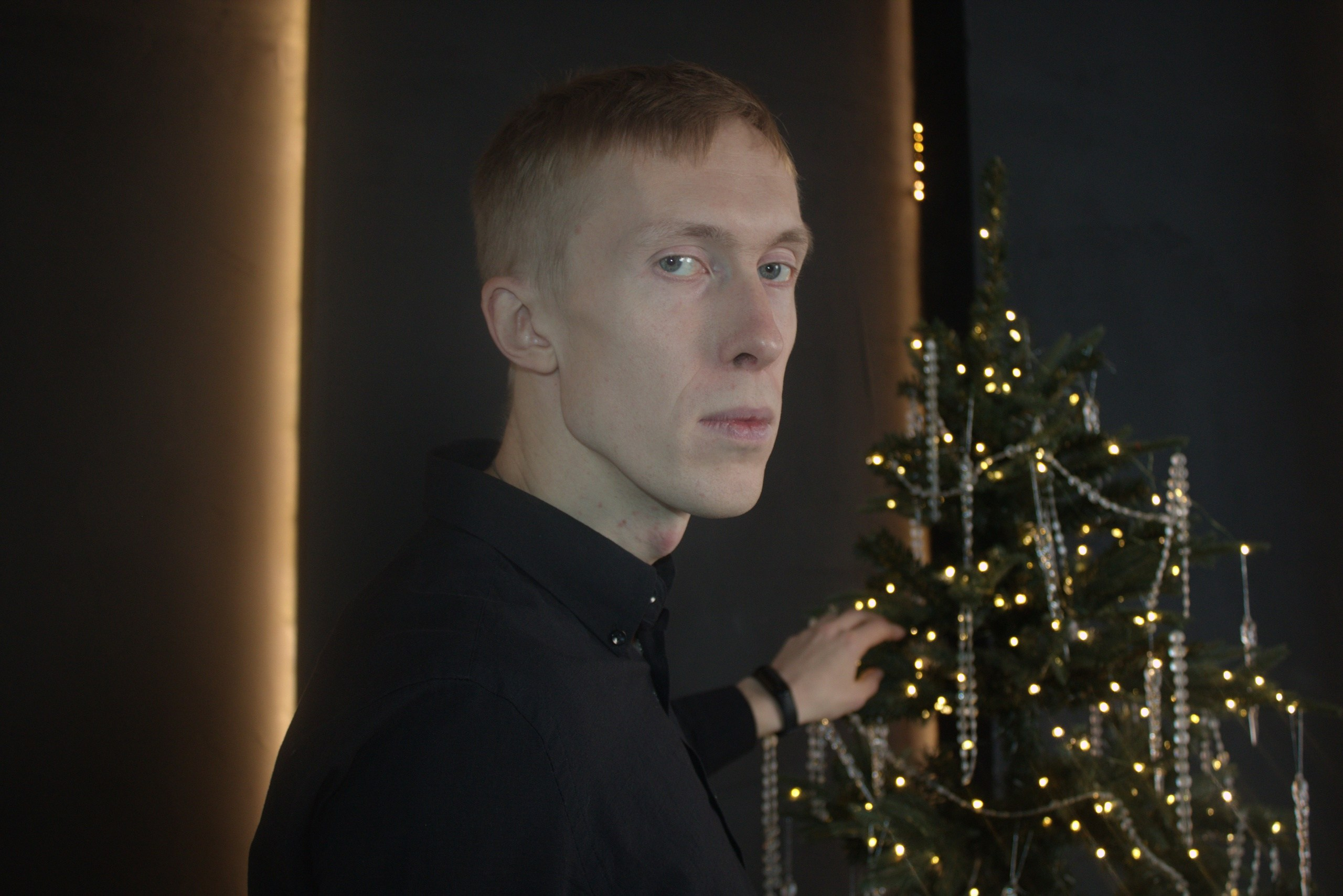 мужское новогоднее фото в студии с ёлкой