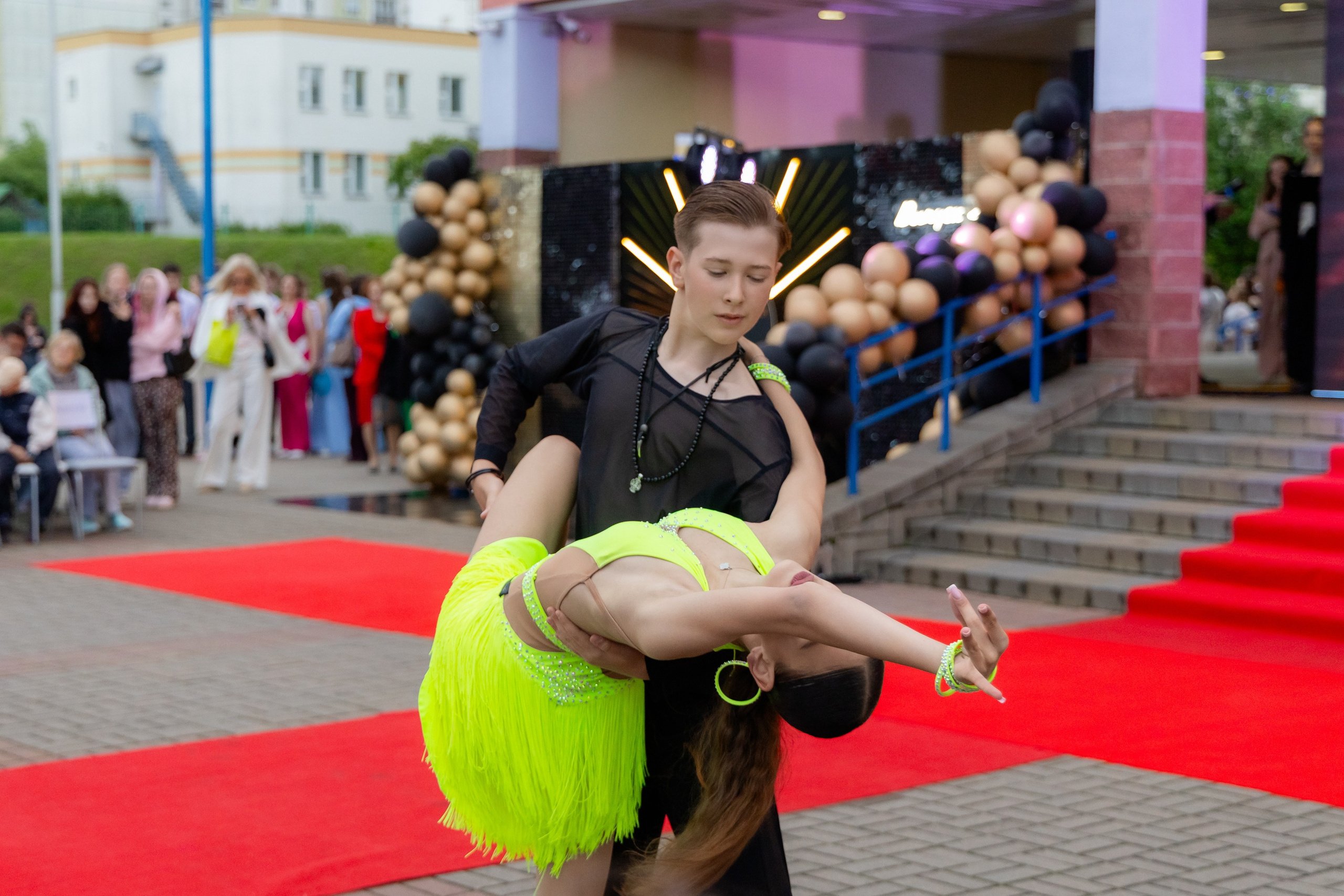 Школьный выпускной 2025 год в Минске, Беларуси. Свадебный фотограф в Минске/Беларуси Сергей Спиридонов