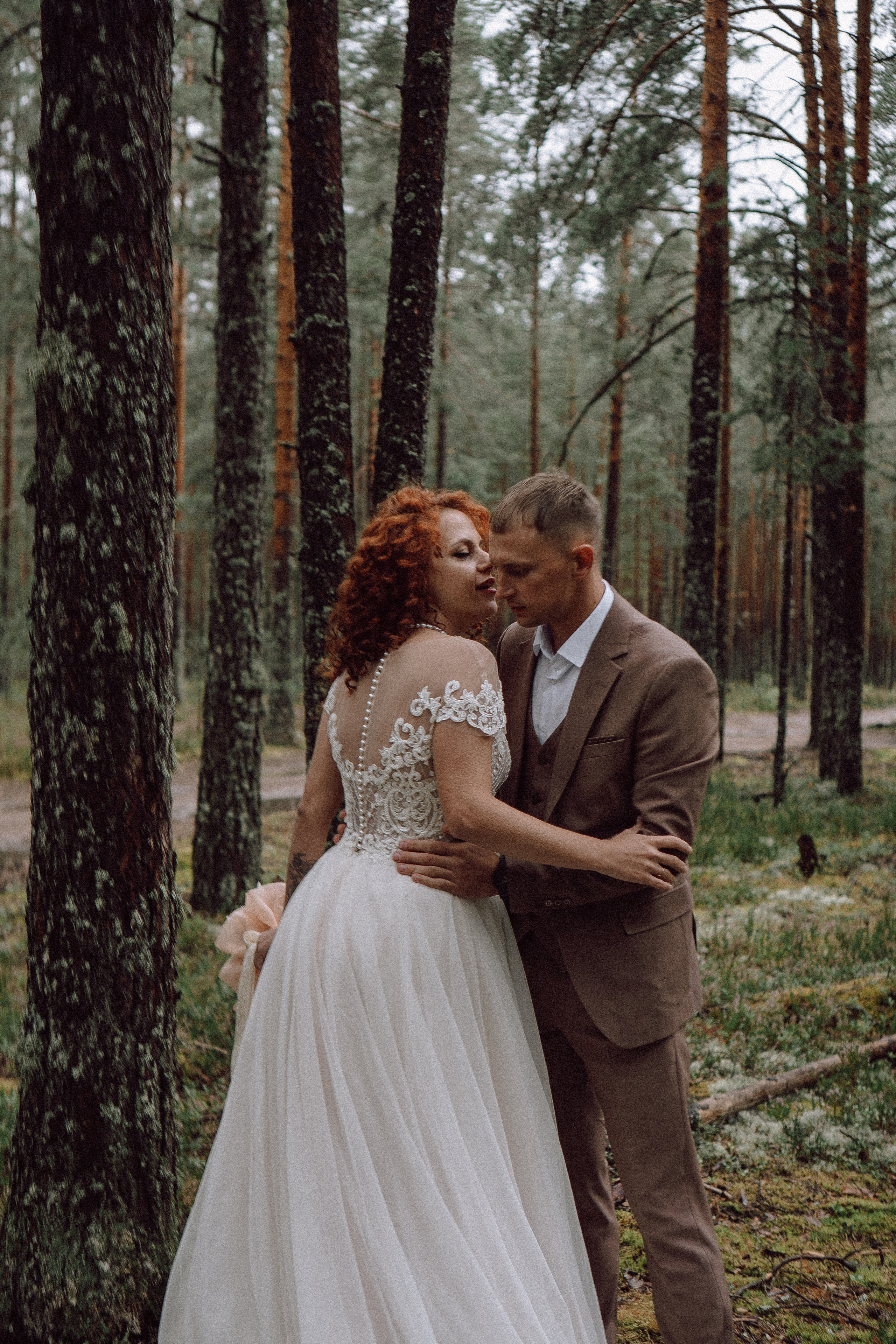 СВАДЕБНАЯ ФОТОСЕССИИЯ ПАРЫ В ГОРОДЕ ПРИОЗЕРСК В СОСНОВОМ ЛЕСУ И С ПИКАПОМ. Профессиональный фотограф, Санкт-Петербург — Виктория Богомолова