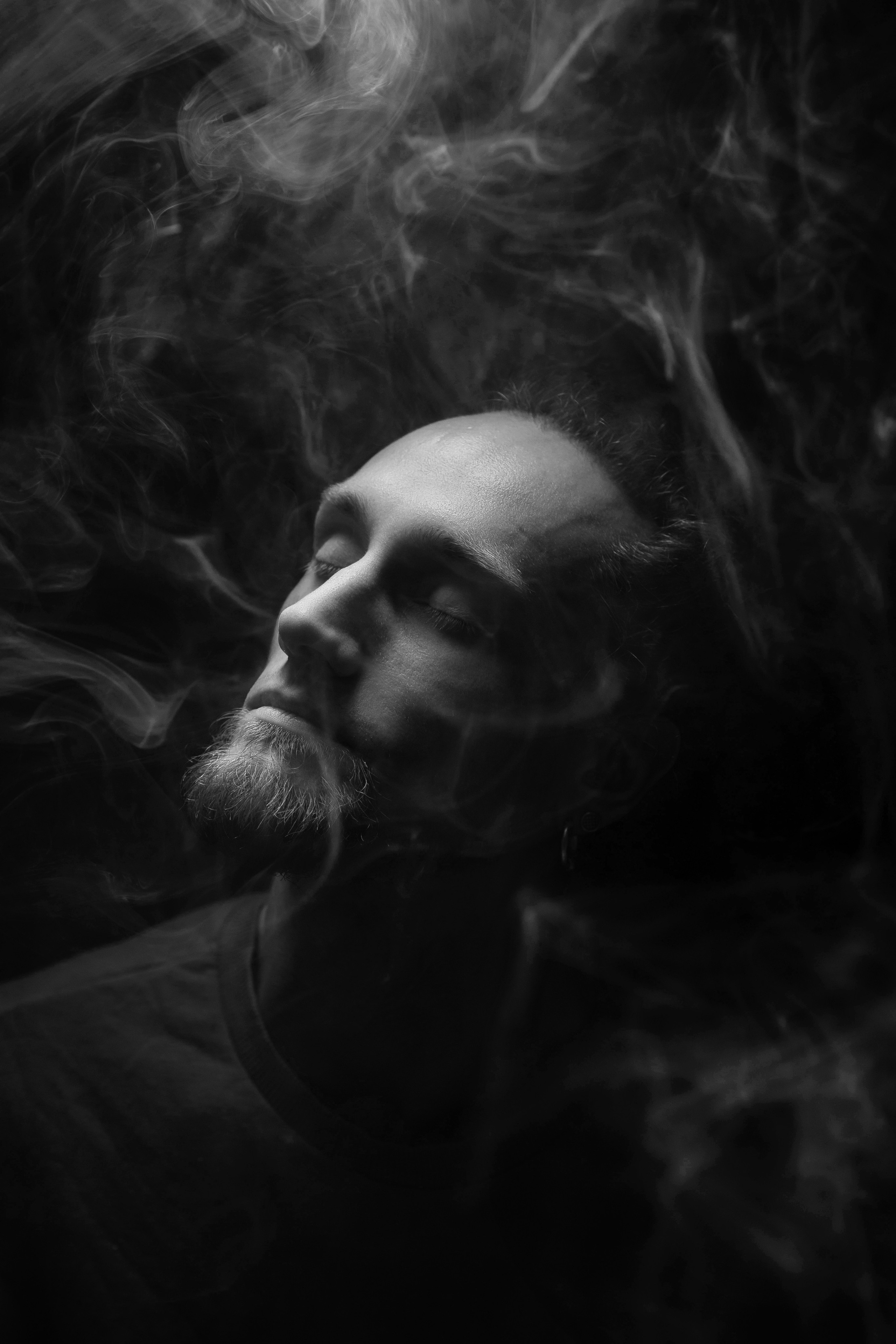 чб фото портрет в дыму fog mashine b&w portrait