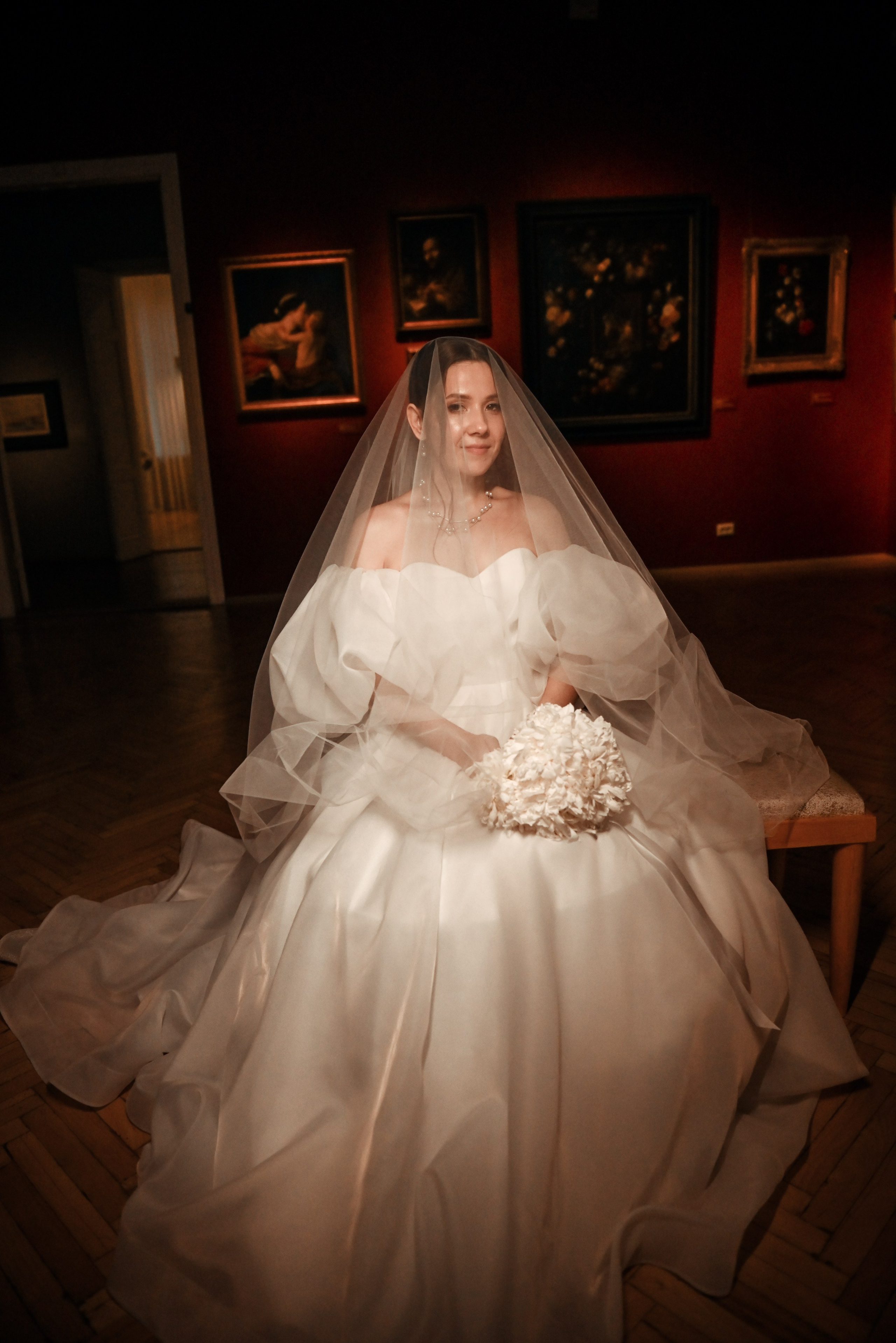 Небольшая свадебная серия в музее и прогулкой под дождем Эльмиры и Ризата. Свадебный, семейный, детский, контент фотограф в Омске Максим Ильин