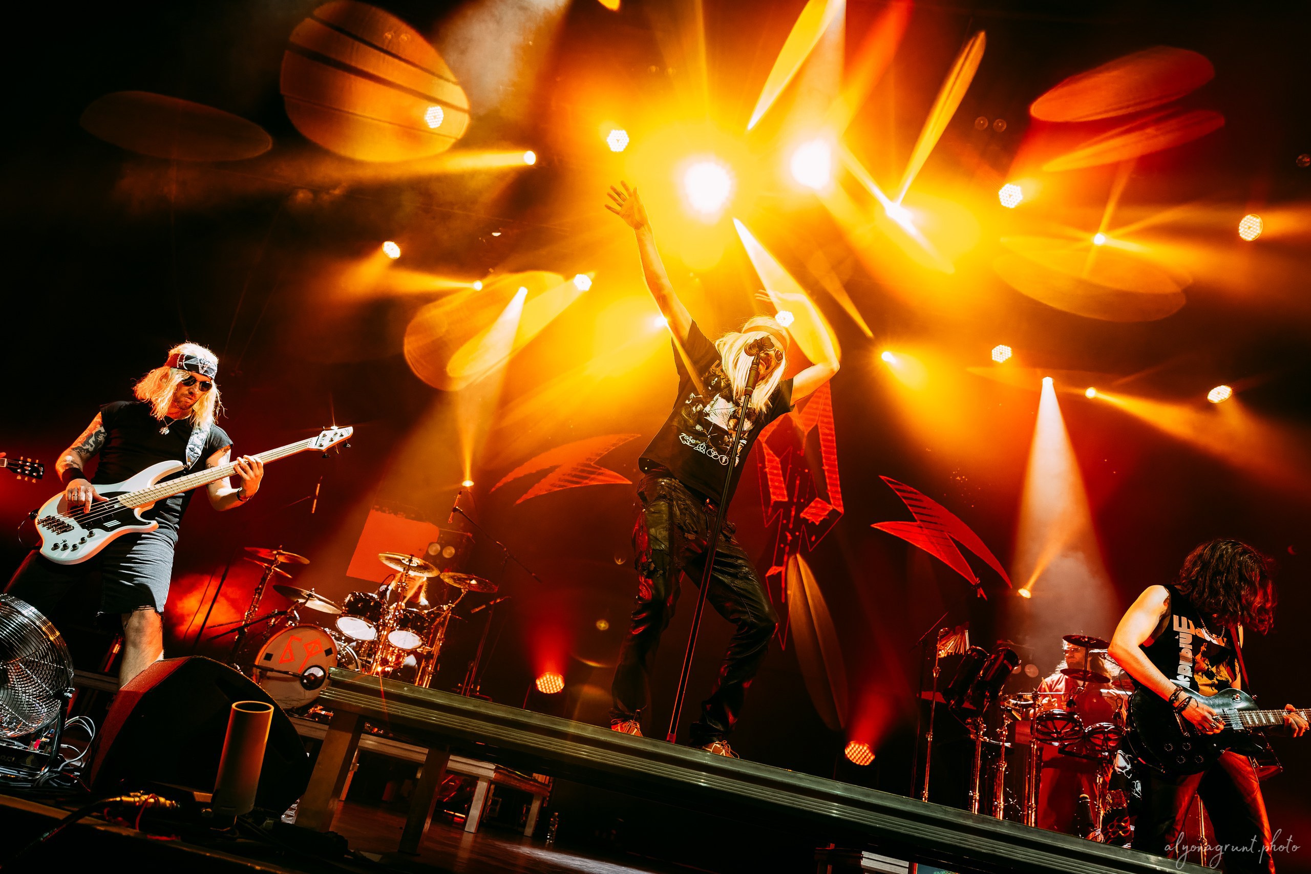 Багровый Фантомас, фоторепортаж, СПб, BASE, 14.12.2025. Алена Адрианова: фотограф в Санкт-Петербурге