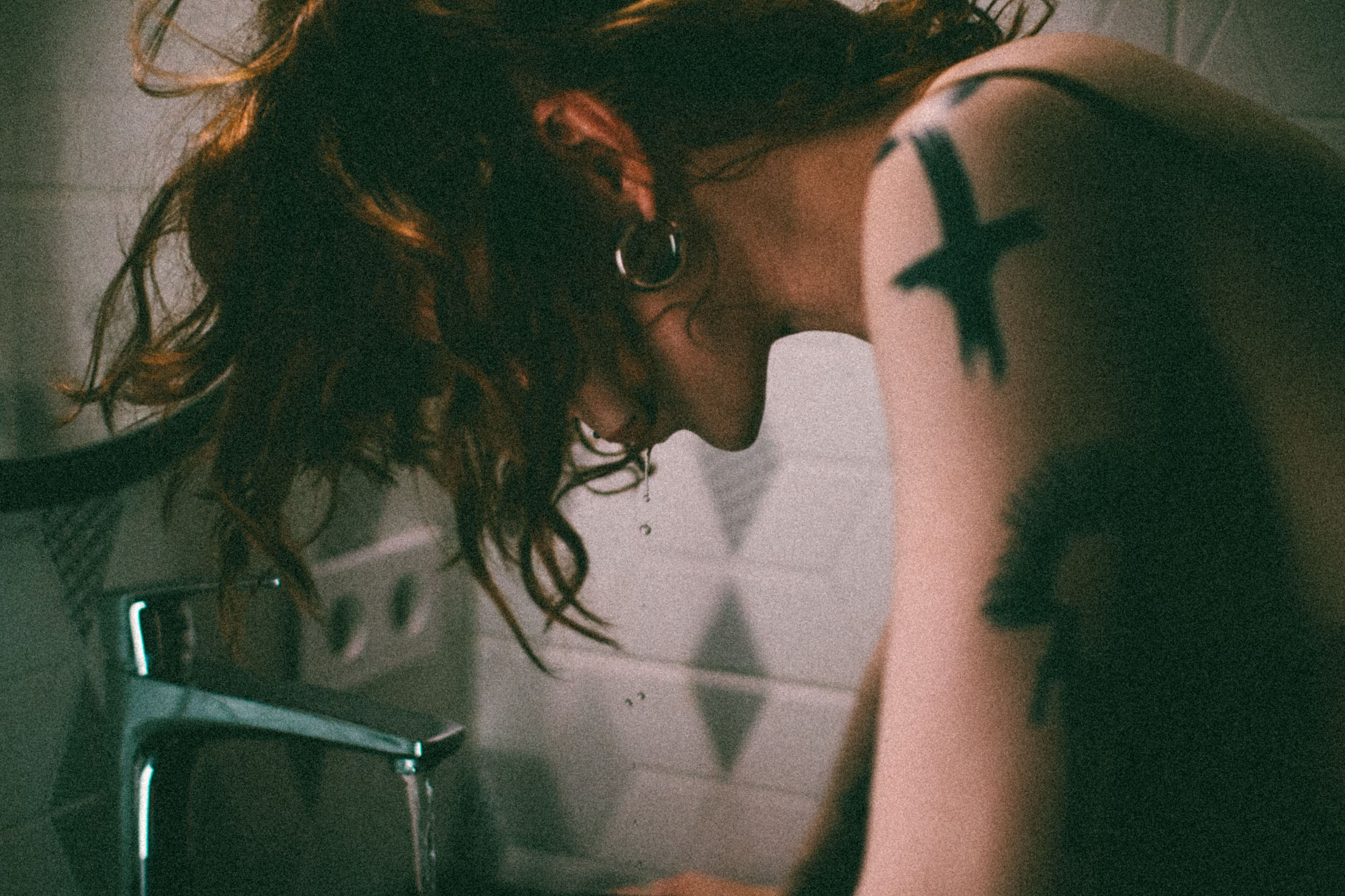 Девушка и ее отражение в зеркале