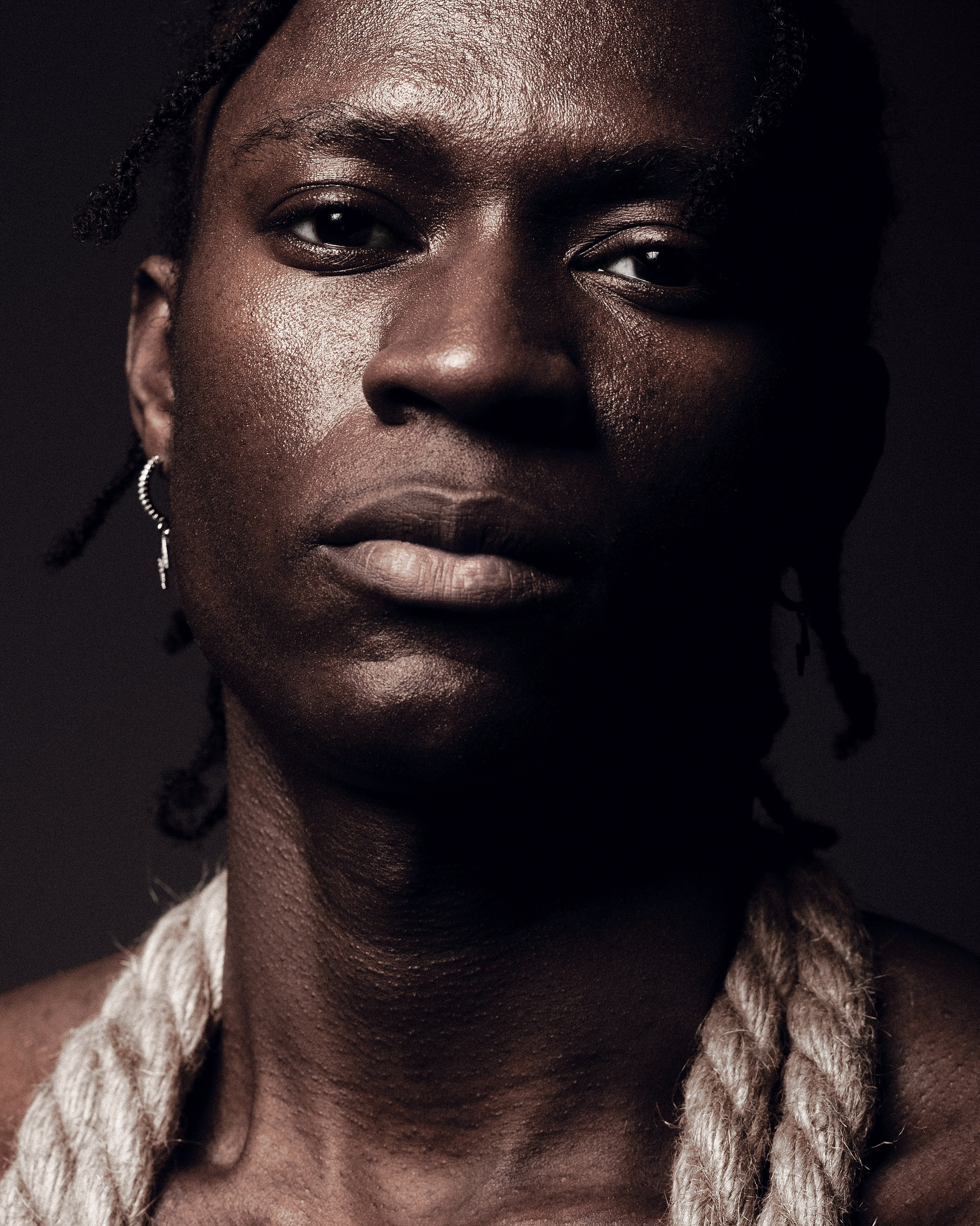 Темнокожий мужчина чувственно смотрит в камеру Казань, мужской брутальный портрет в фотостудии