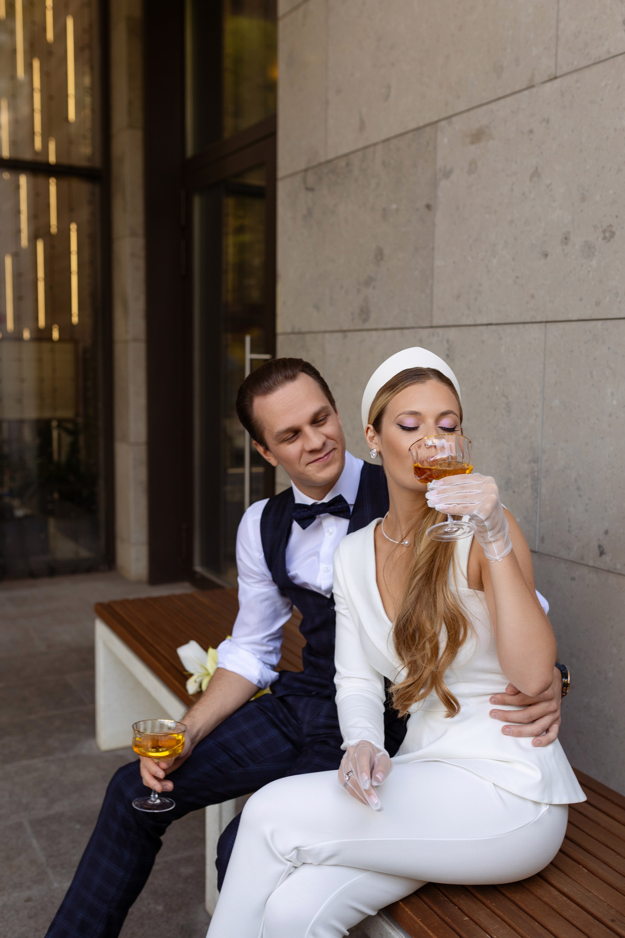 Наконец то невеста решила попробовать напиток.