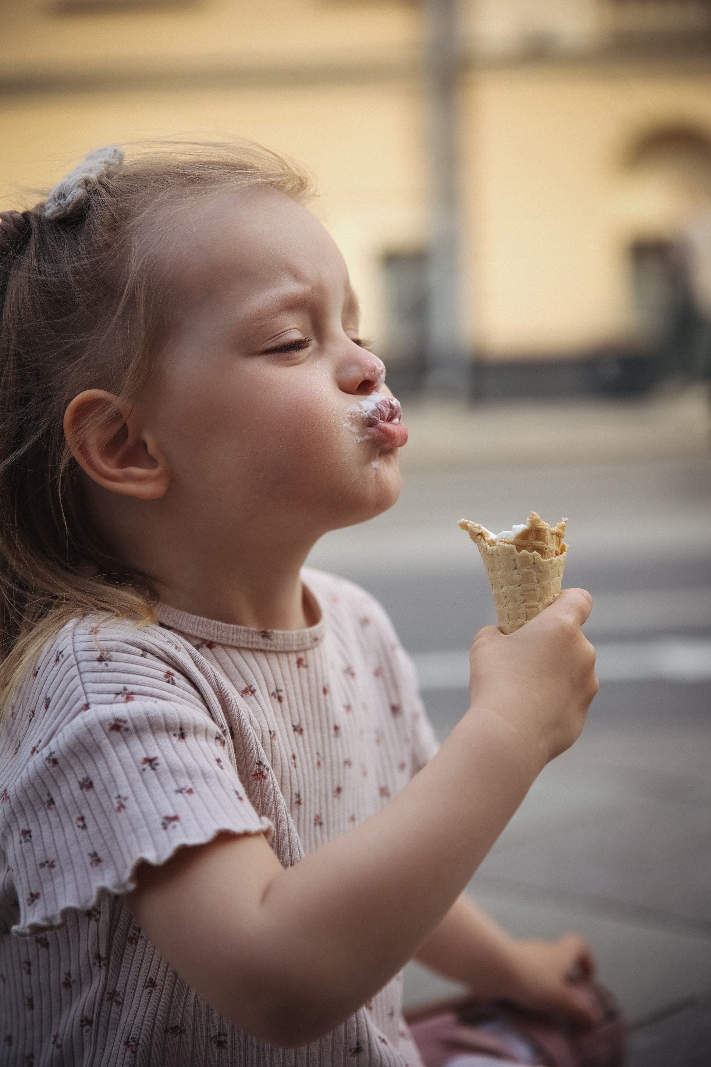 Семейная фотосессия в Москве фотосессия в городе мама и дочка. Фотограф Владимир Москва