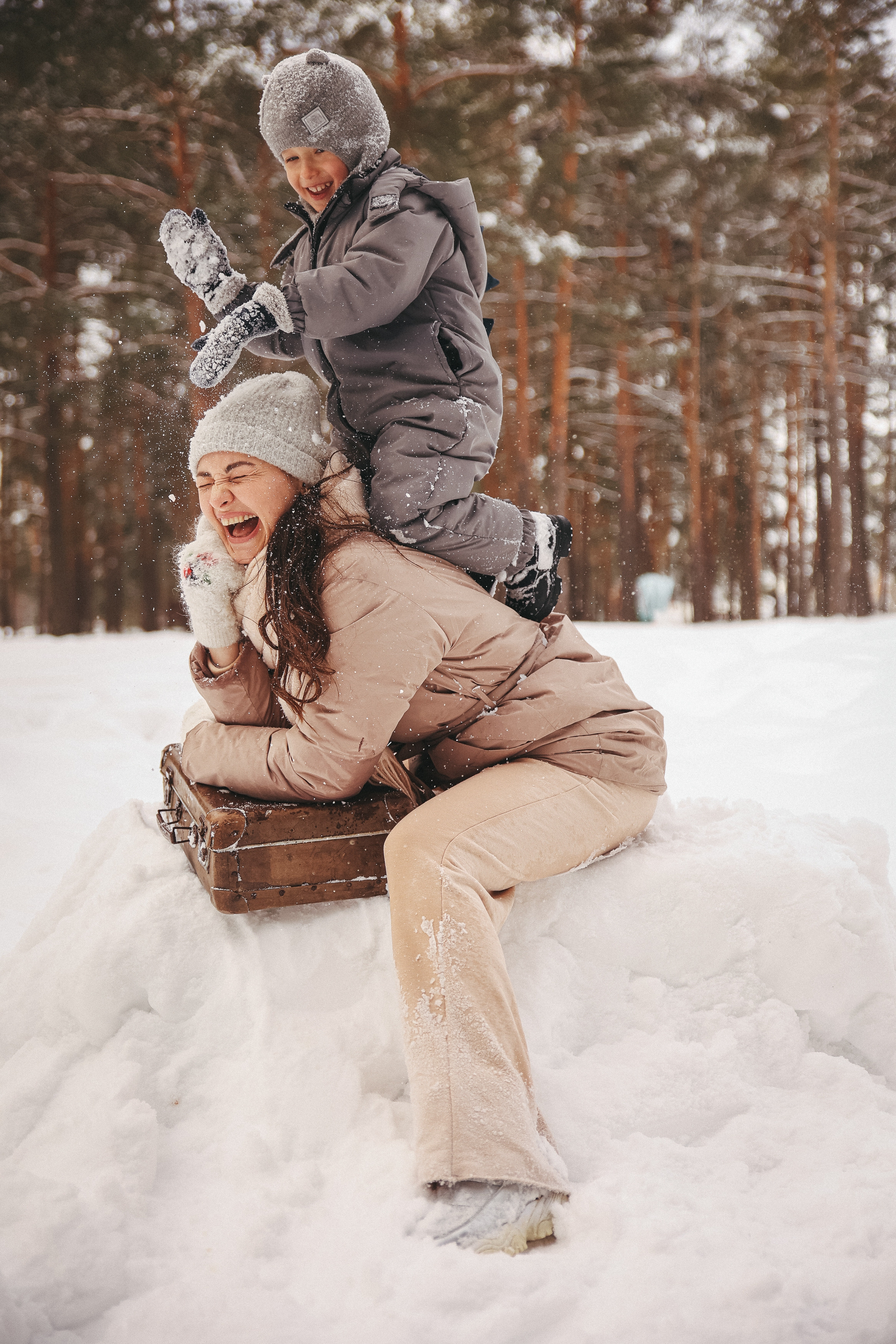 Зимняя прогулка с чемоданом. Катя и Марк. Фотограф Владимир Москва