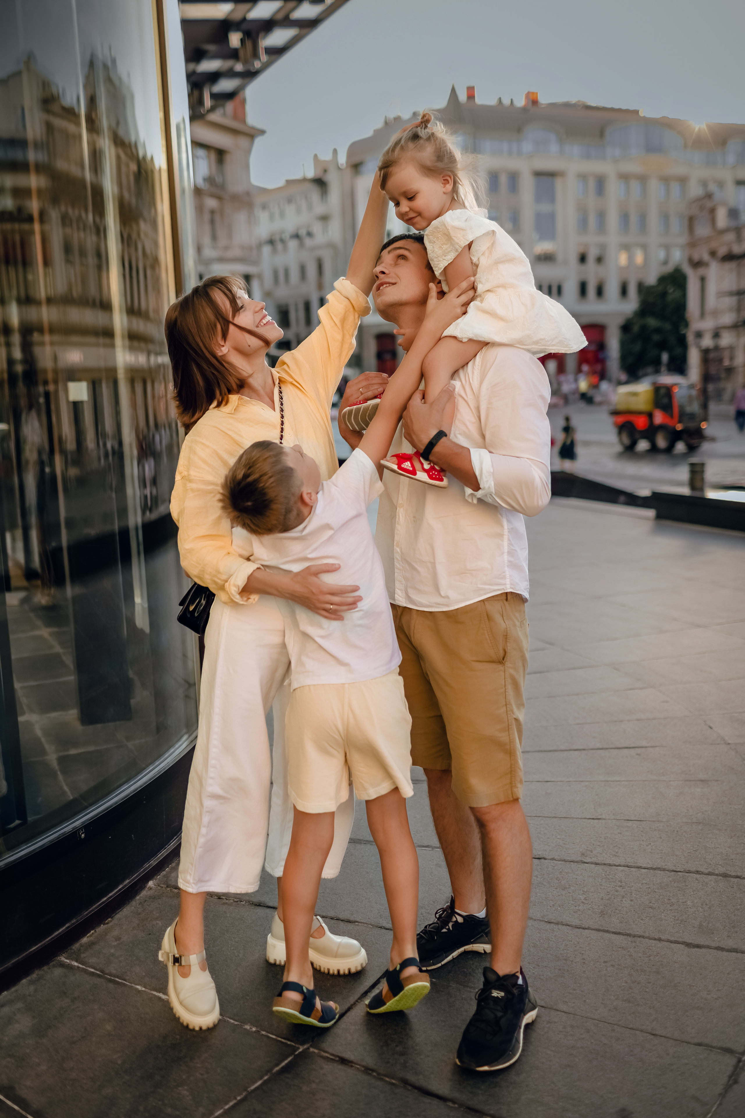 Семейная городская прогулка. Фотограф Владимир Москва