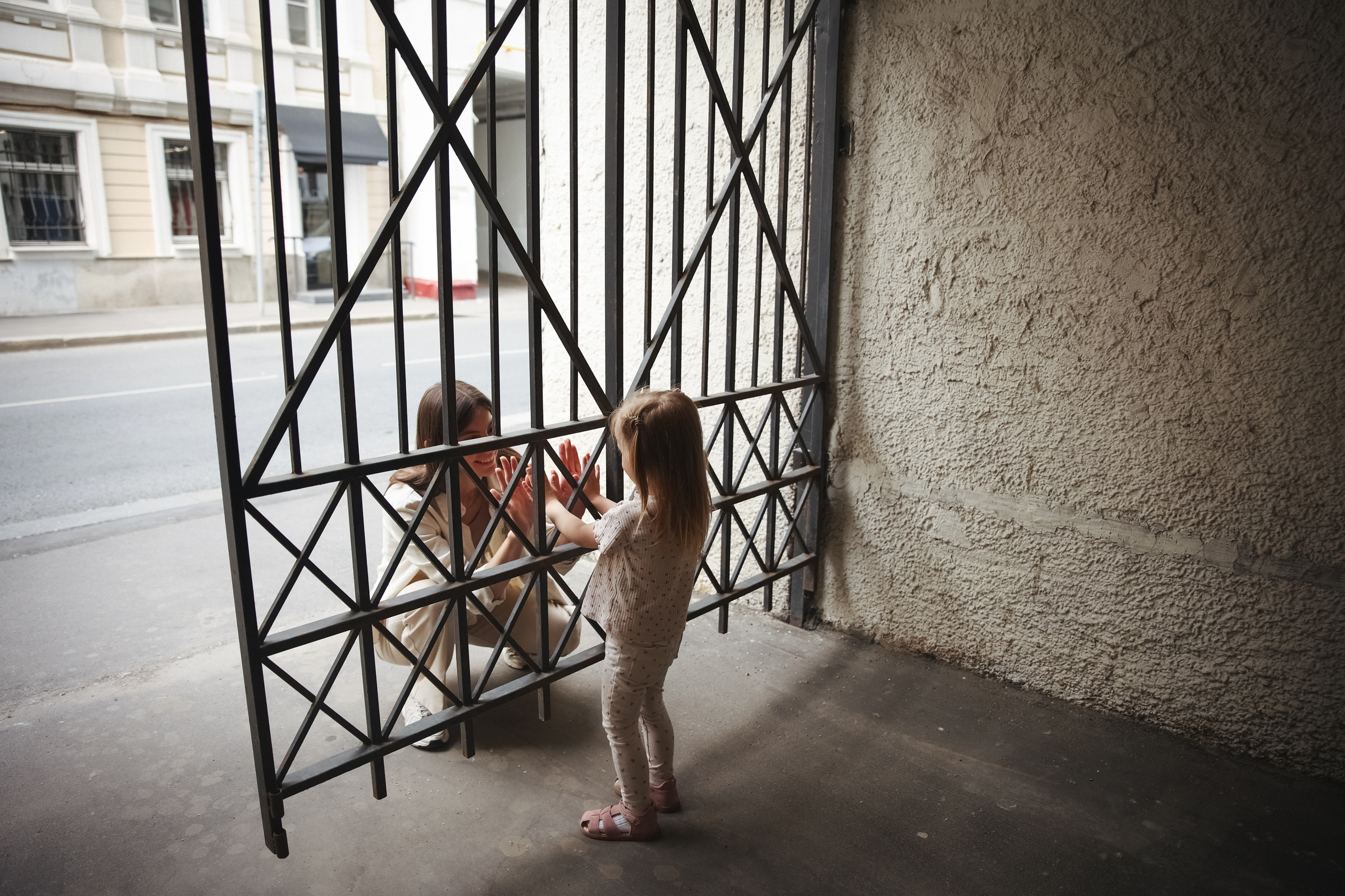 Семейная фотосессия в Москве фотосессия в городе мама и дочка. Фотограф Владимир Москва