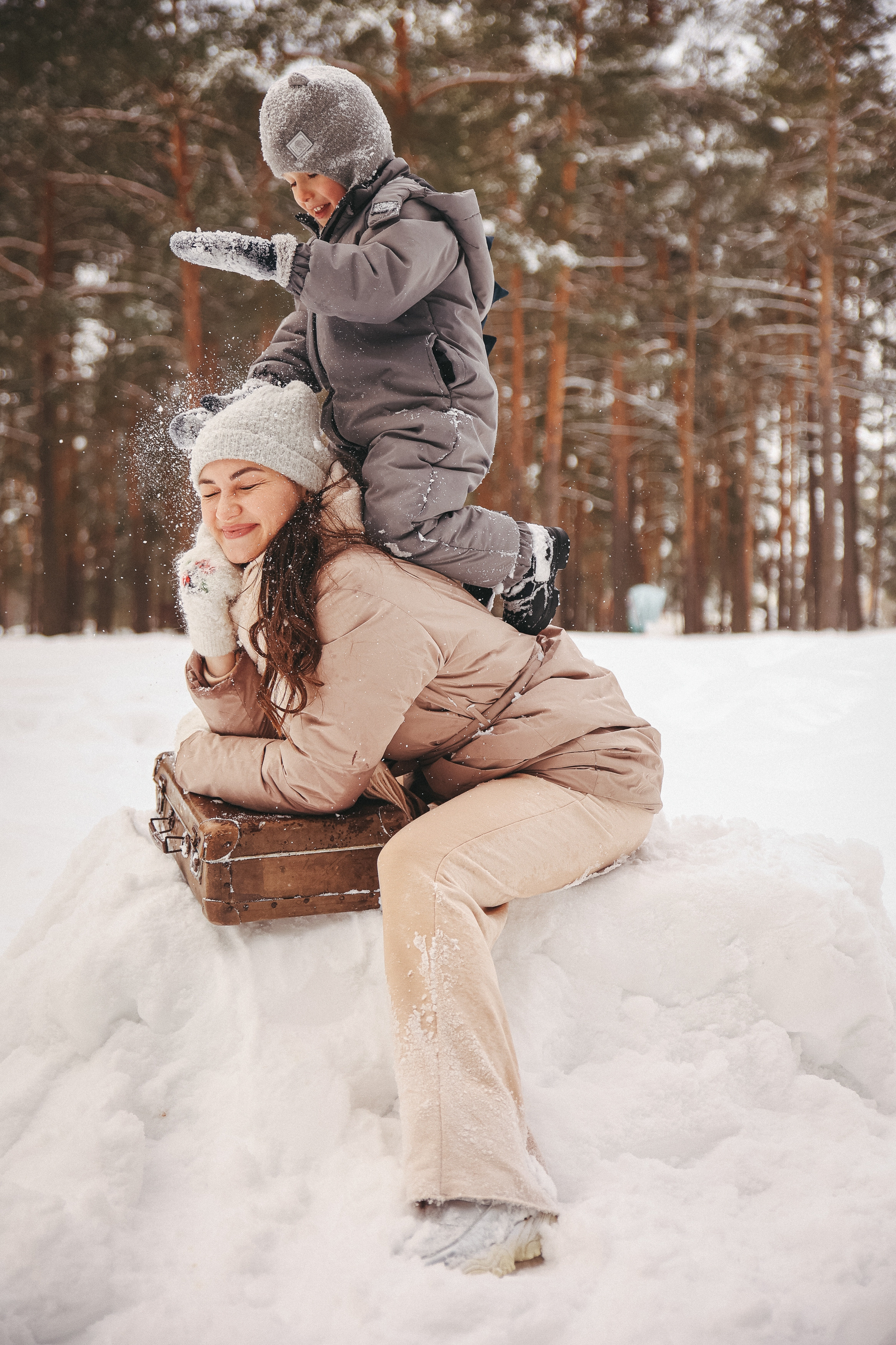 Зимняя прогулка с чемоданом. Катя и Марк. Фотограф Владимир Москва