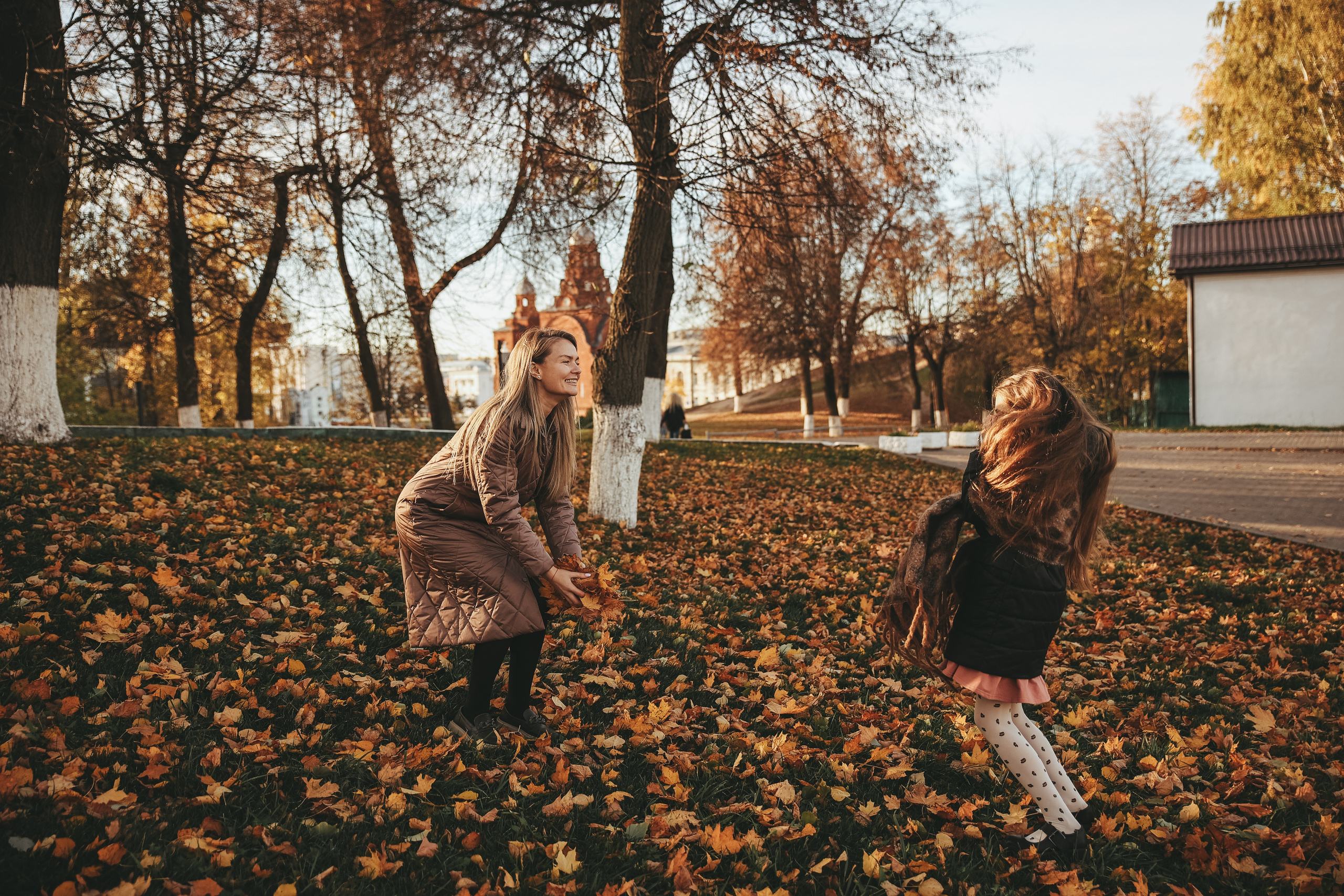 Семейная фотосессия во Владимире фотосессия в городе мама и дочка. Фотограф Владимир Москва