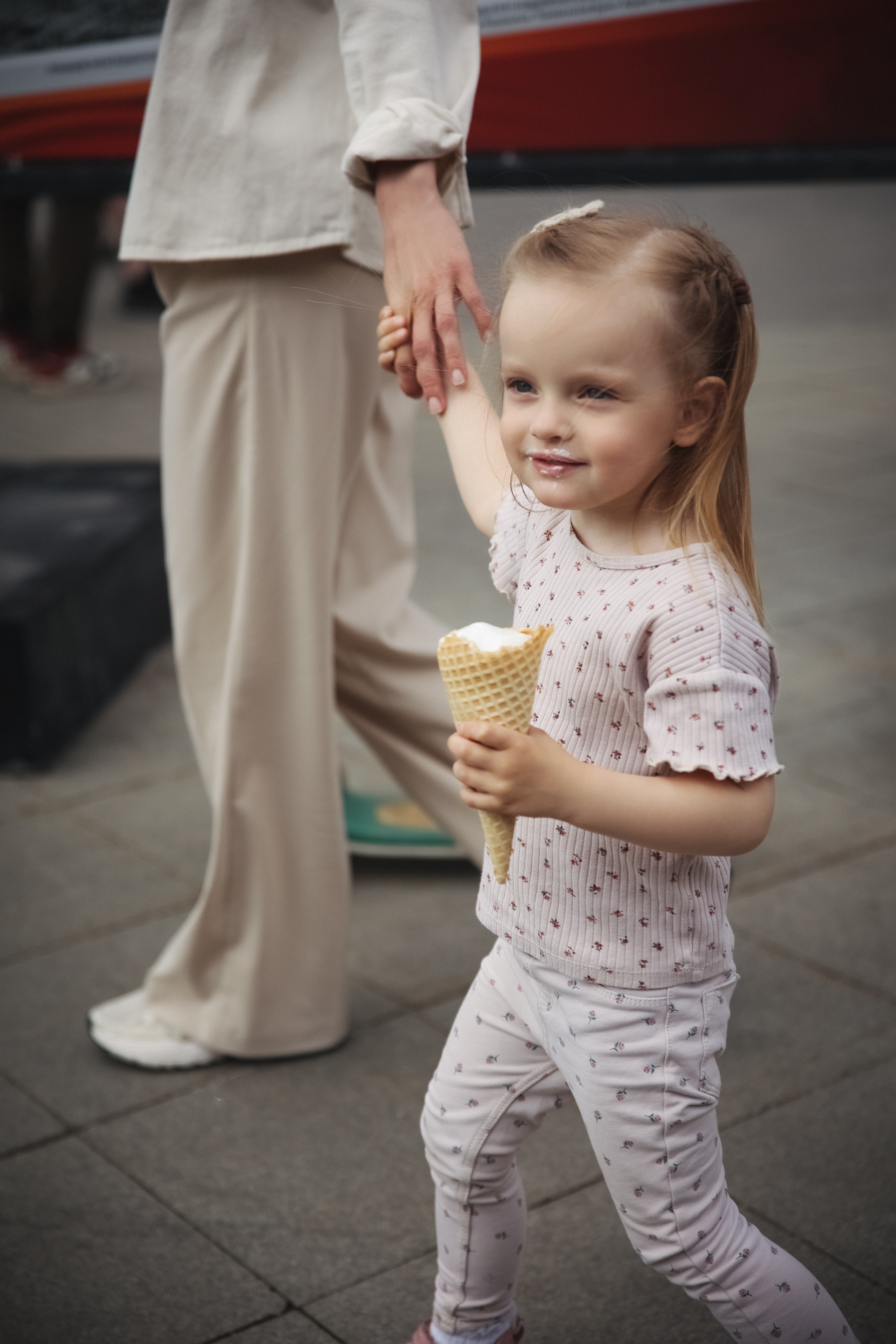 Семейная фотосессия в Москве фотосессия в городе мама и дочка. Фотограф Владимир Москва
