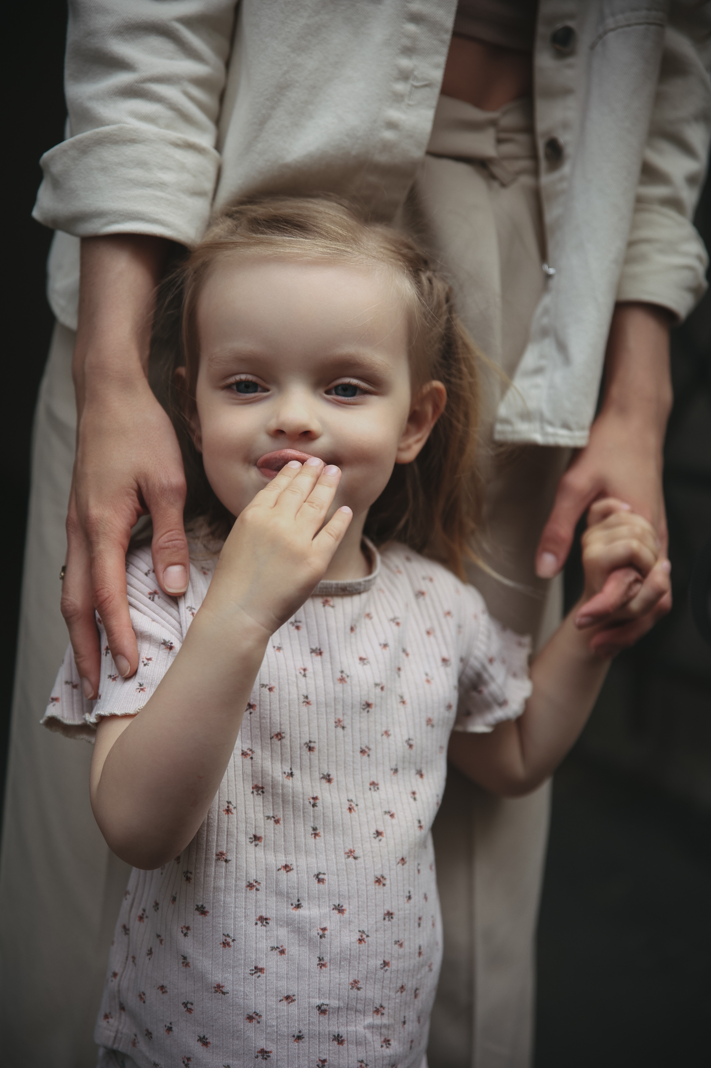 Семейная фотосессия в Москве фотосессия в городе мама и дочка. Фотограф Владимир Москва