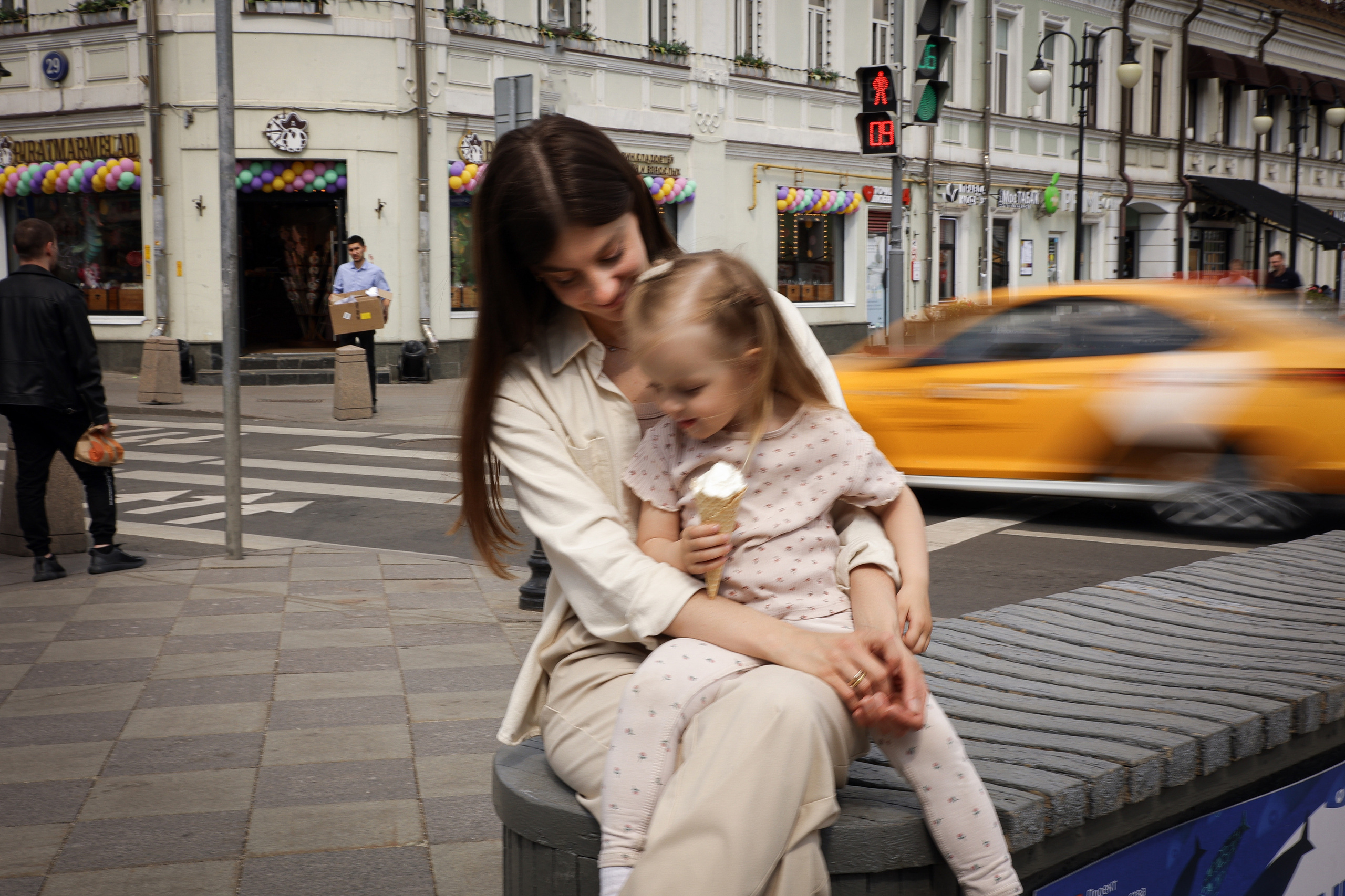 Семейная фотосессия в Москве фотосессия в городе мама и дочка. Фотограф Владимир Москва