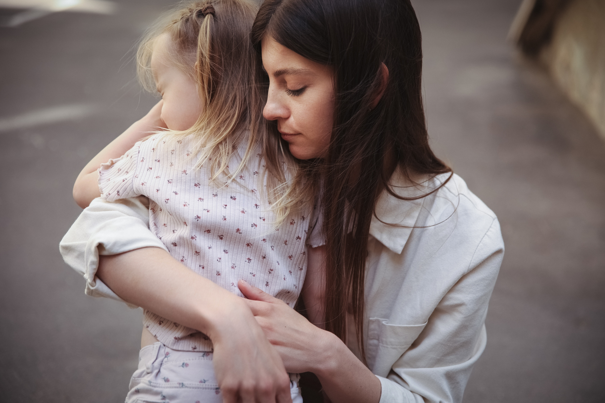 Семейная фотосессия в Москве фотосессия в городе мама и дочка. Фотограф Владимир Москва