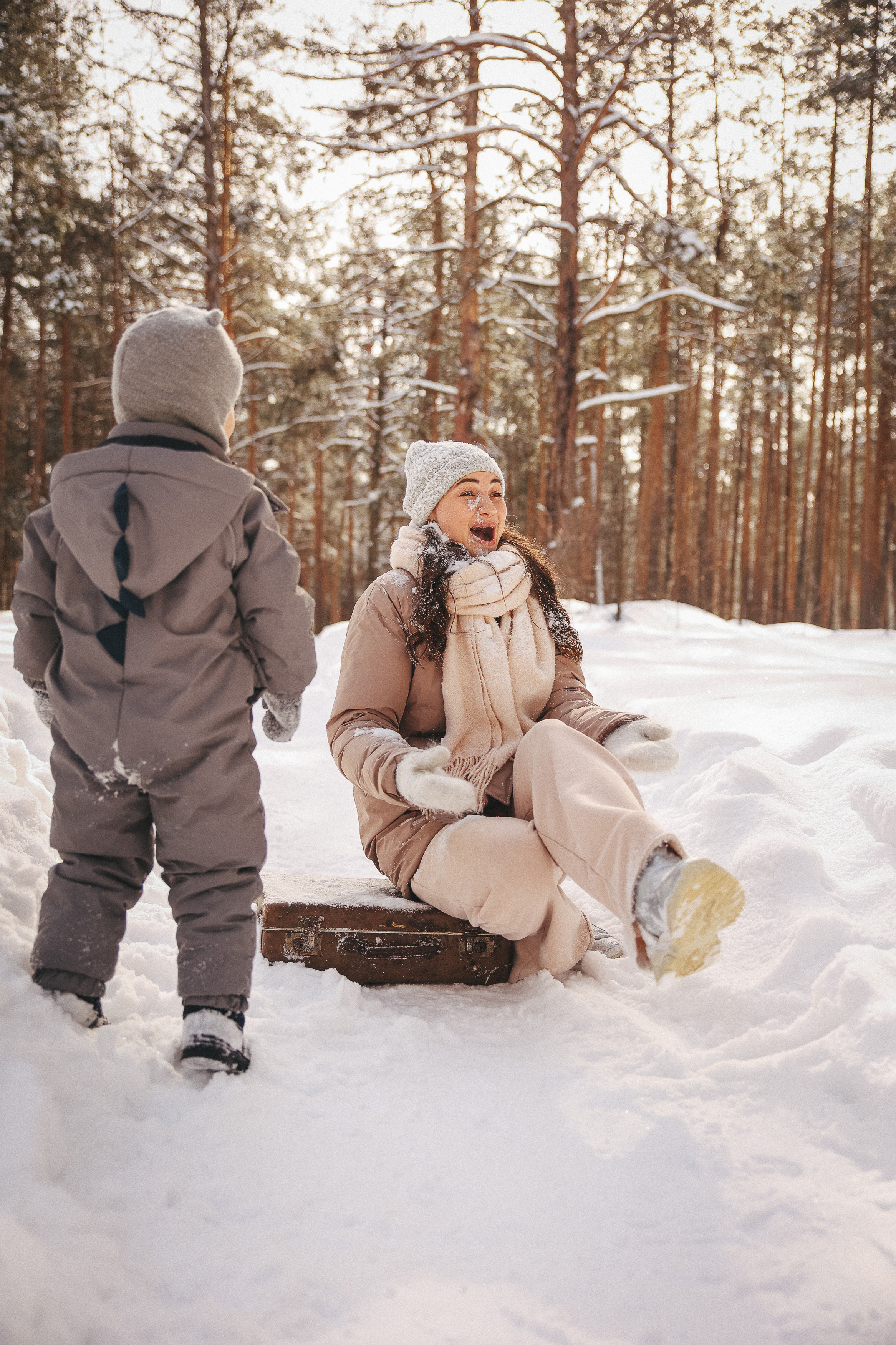 Зимняя прогулка с чемоданом. Катя и Марк. Фотограф Владимир Москва