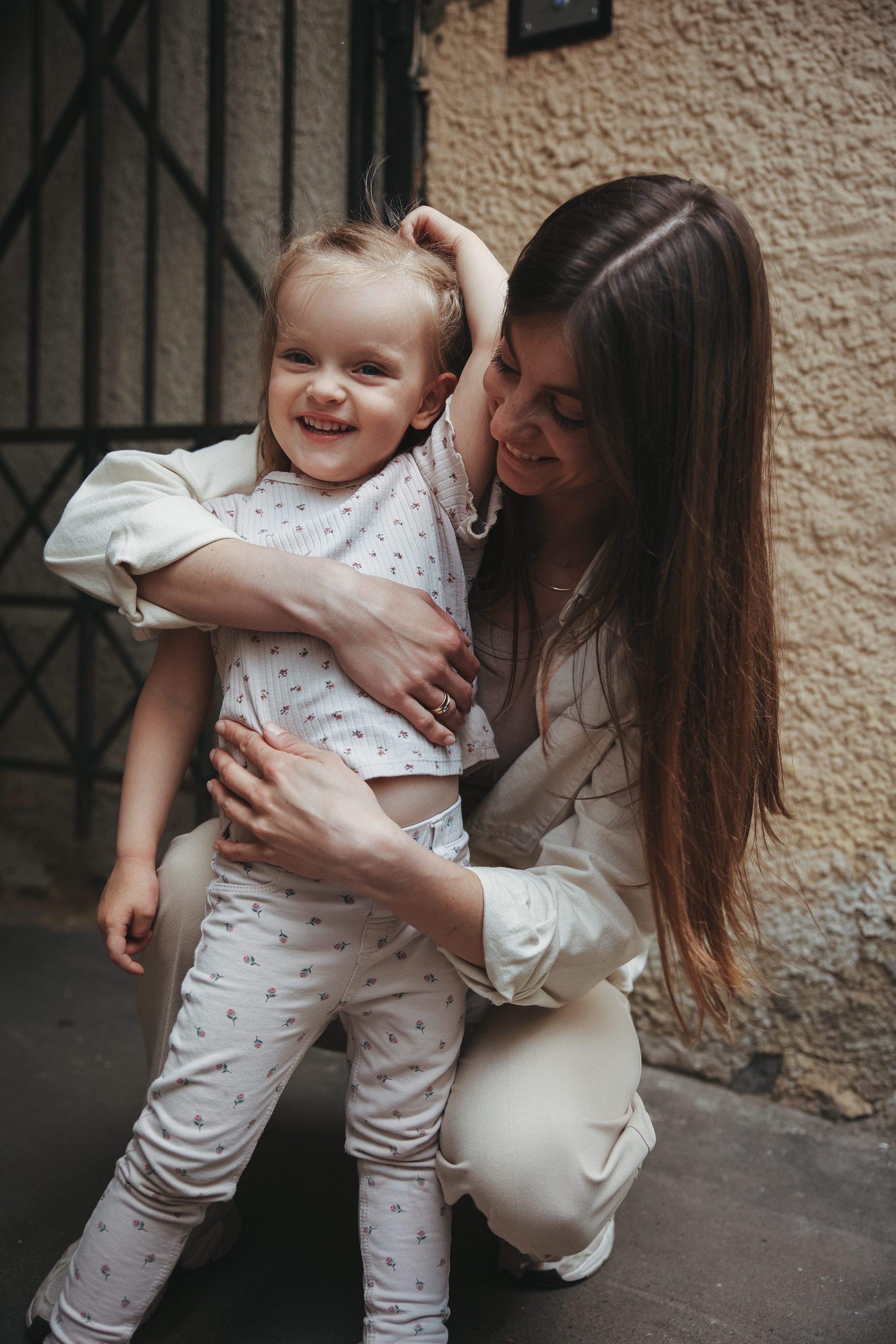 Семейная фотосессия в Москве фотосессия в городе мама и дочка. Фотограф Владимир Москва