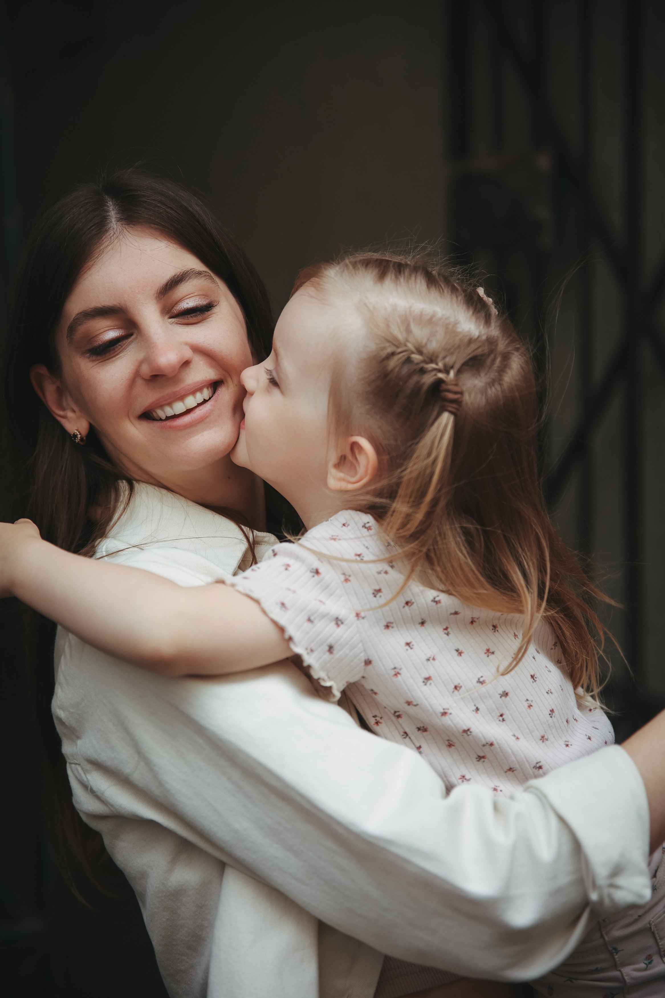 Семейная фотосессия в Москве фотосессия в городе мама и дочка. Фотограф Владимир Москва