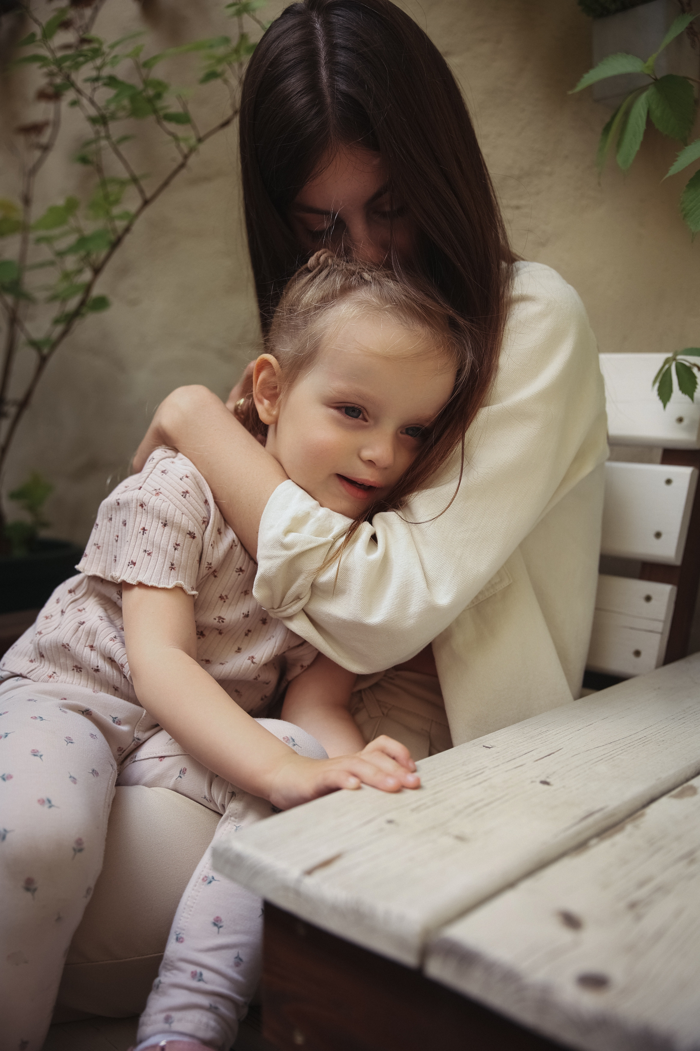 Семейная фотосессия в Москве фотосессия в городе мама и дочка. Фотограф Владимир Москва
