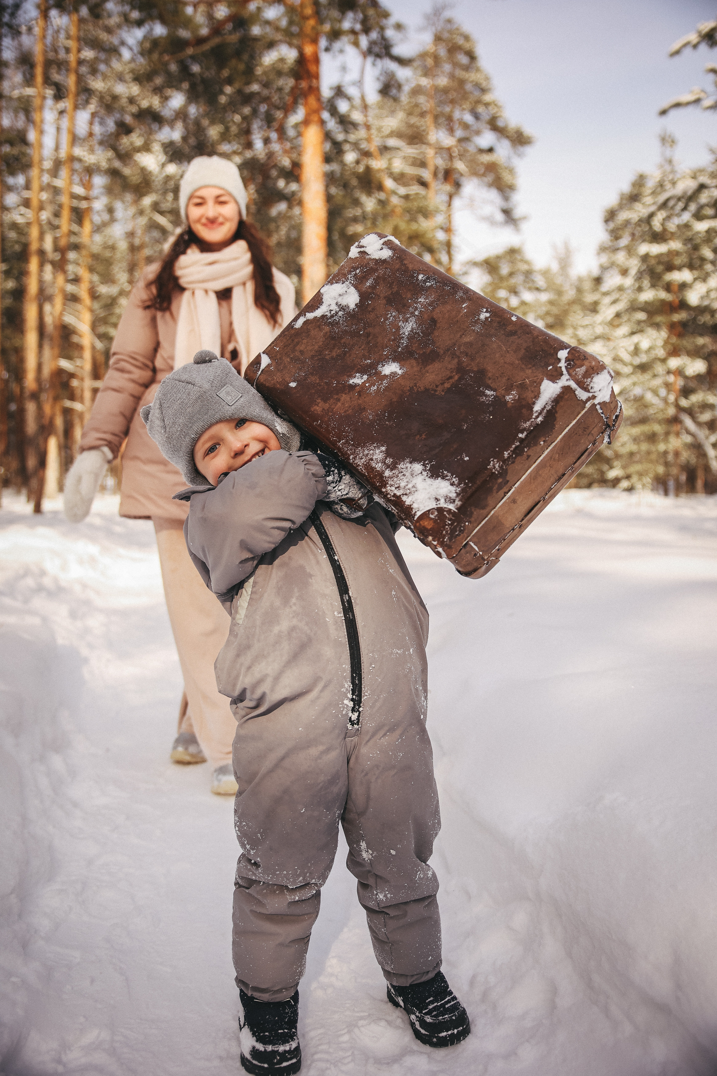 Зимняя прогулка с чемоданом. Катя и Марк. Фотограф Владимир Москва